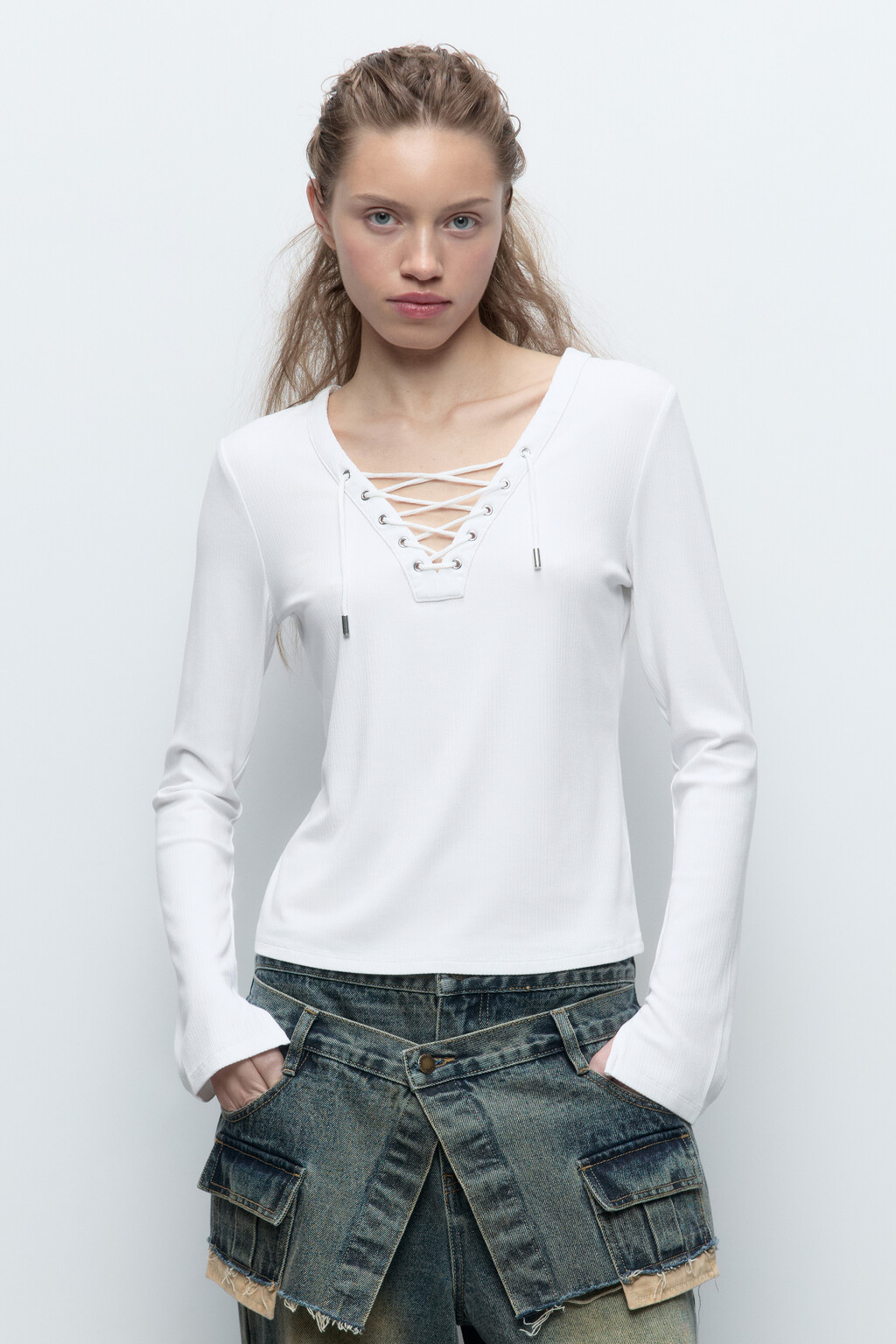 Лонгслив в рубчик с V-вырезом и шнуровкой - цвет белый - 2