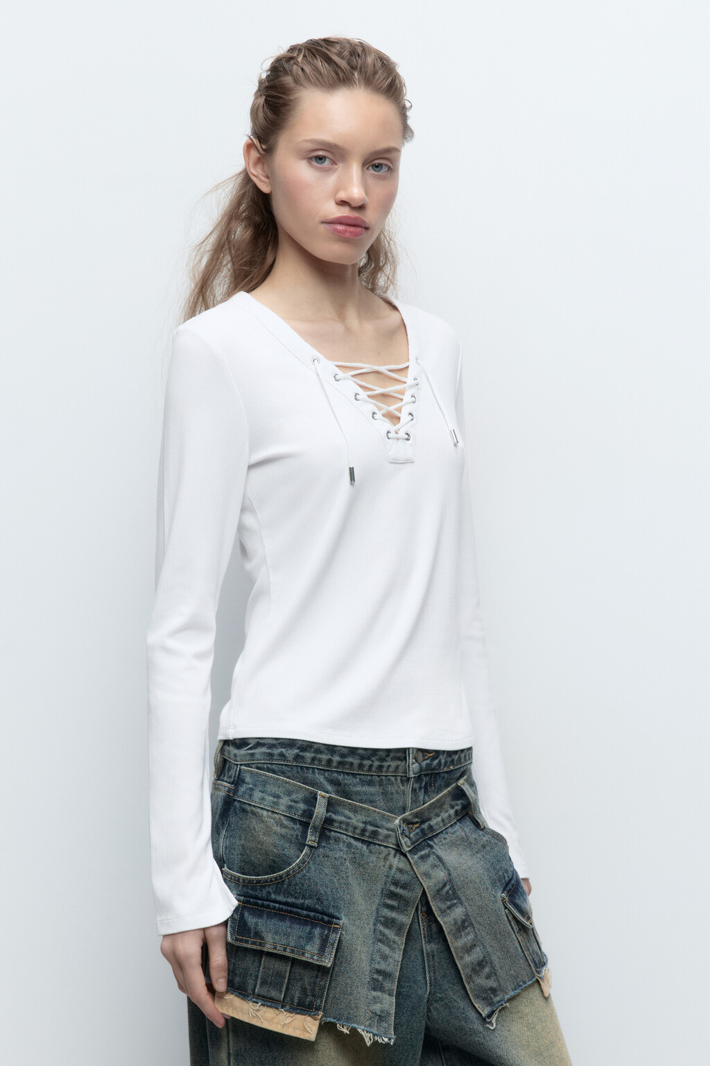 Лонгслив в рубчик с V-вырезом и шнуровкой - цвет белый - 3