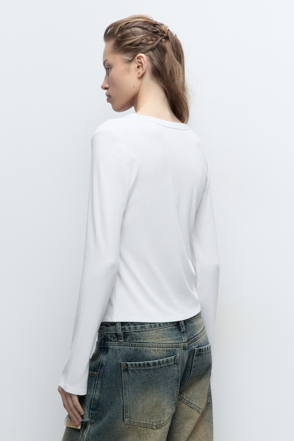 Лонгслив в рубчик с V-вырезом и шнуровкой - цвет белый - 4