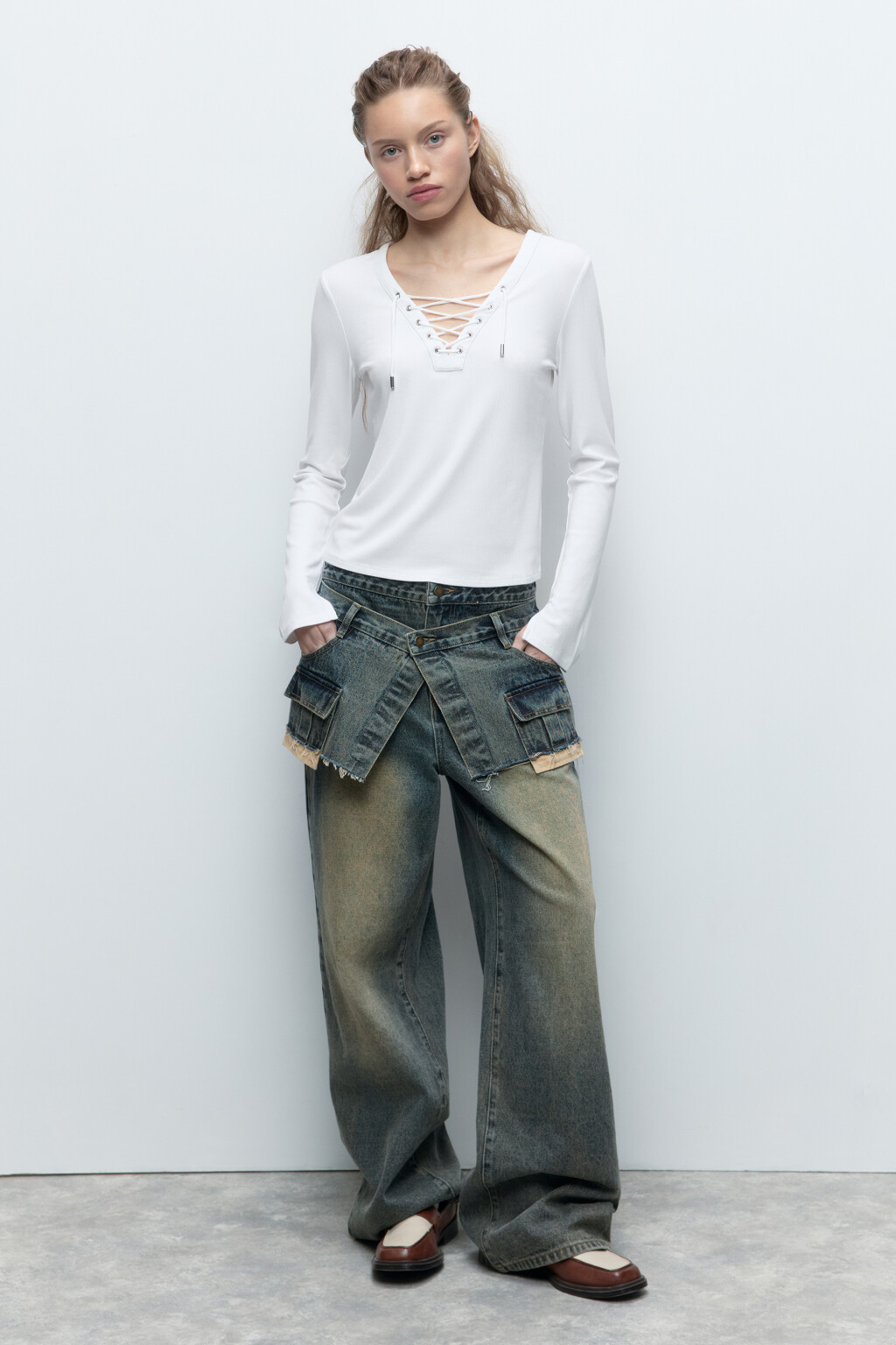 Лонгслив в рубчик с V-вырезом и шнуровкой - цвет белый - 5