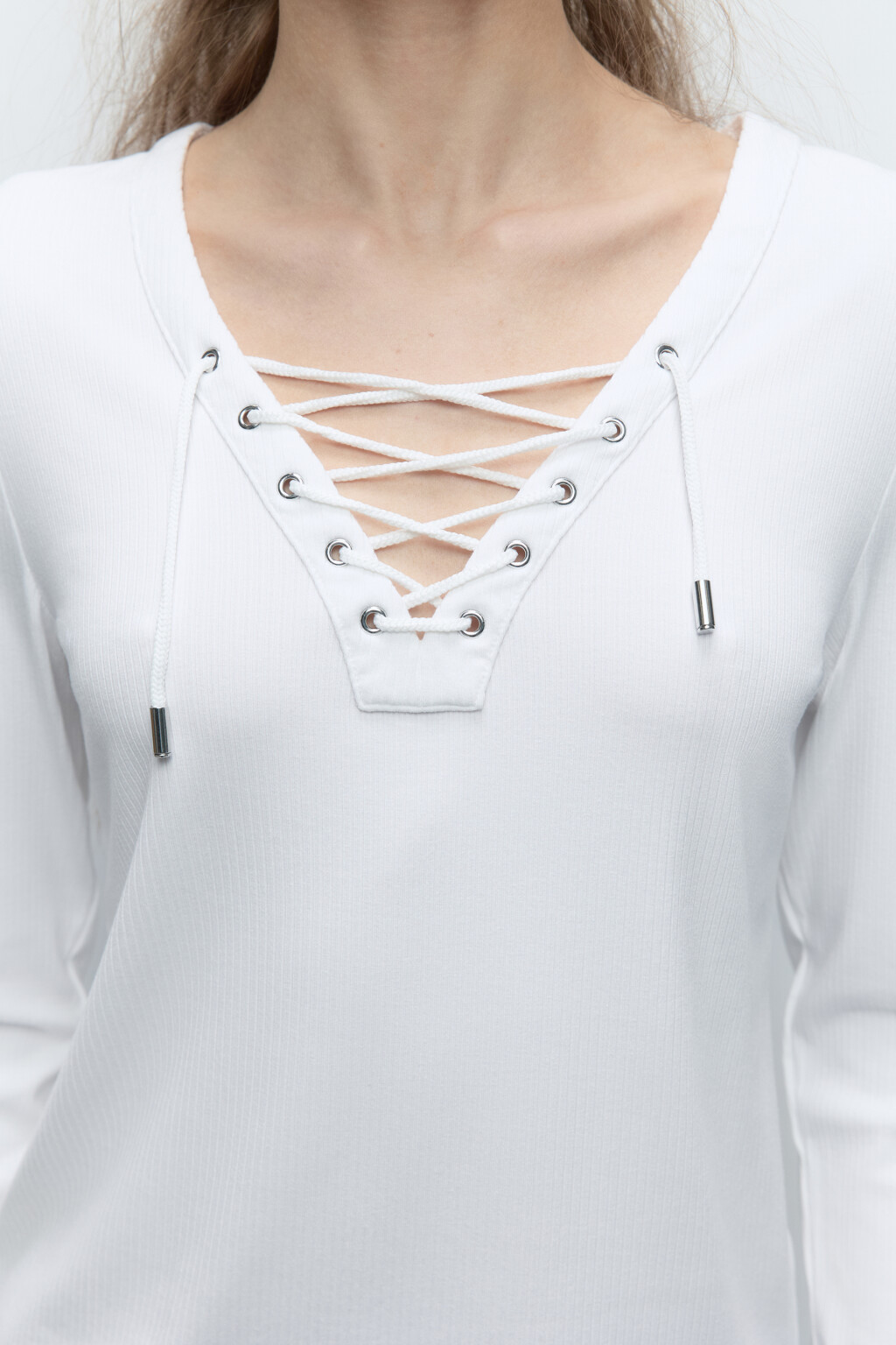 Лонгслив в рубчик с V-вырезом и шнуровкой - цвет белый - 6