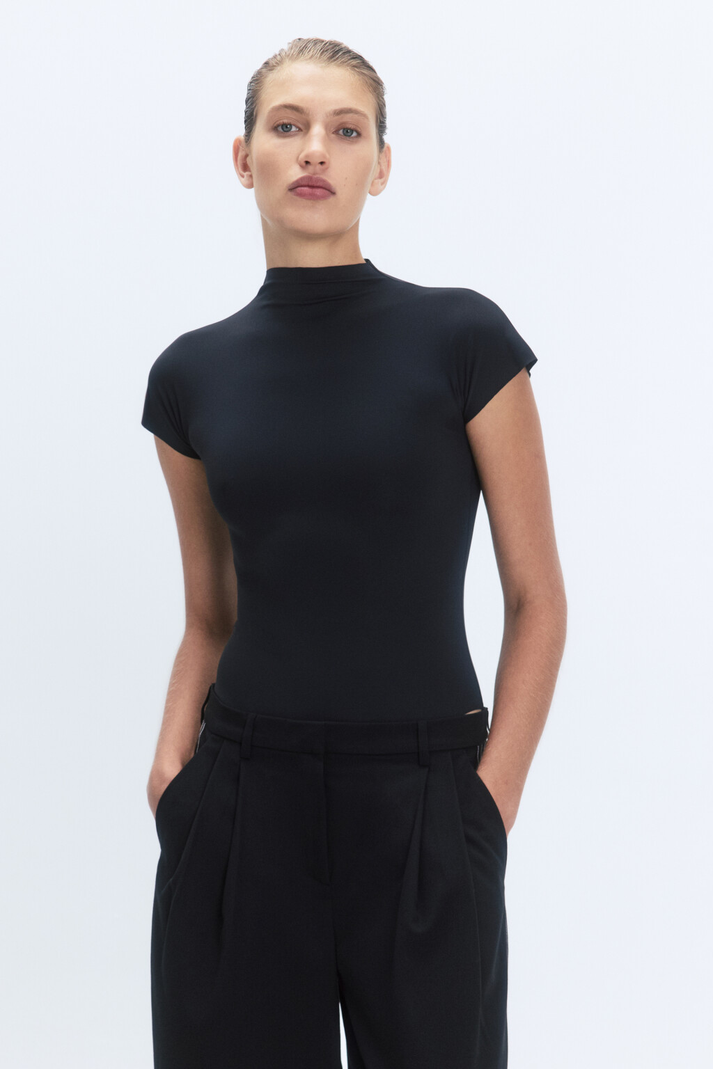 Блузка-боди облегающая с воротником-стойкой - цвет черный - 1