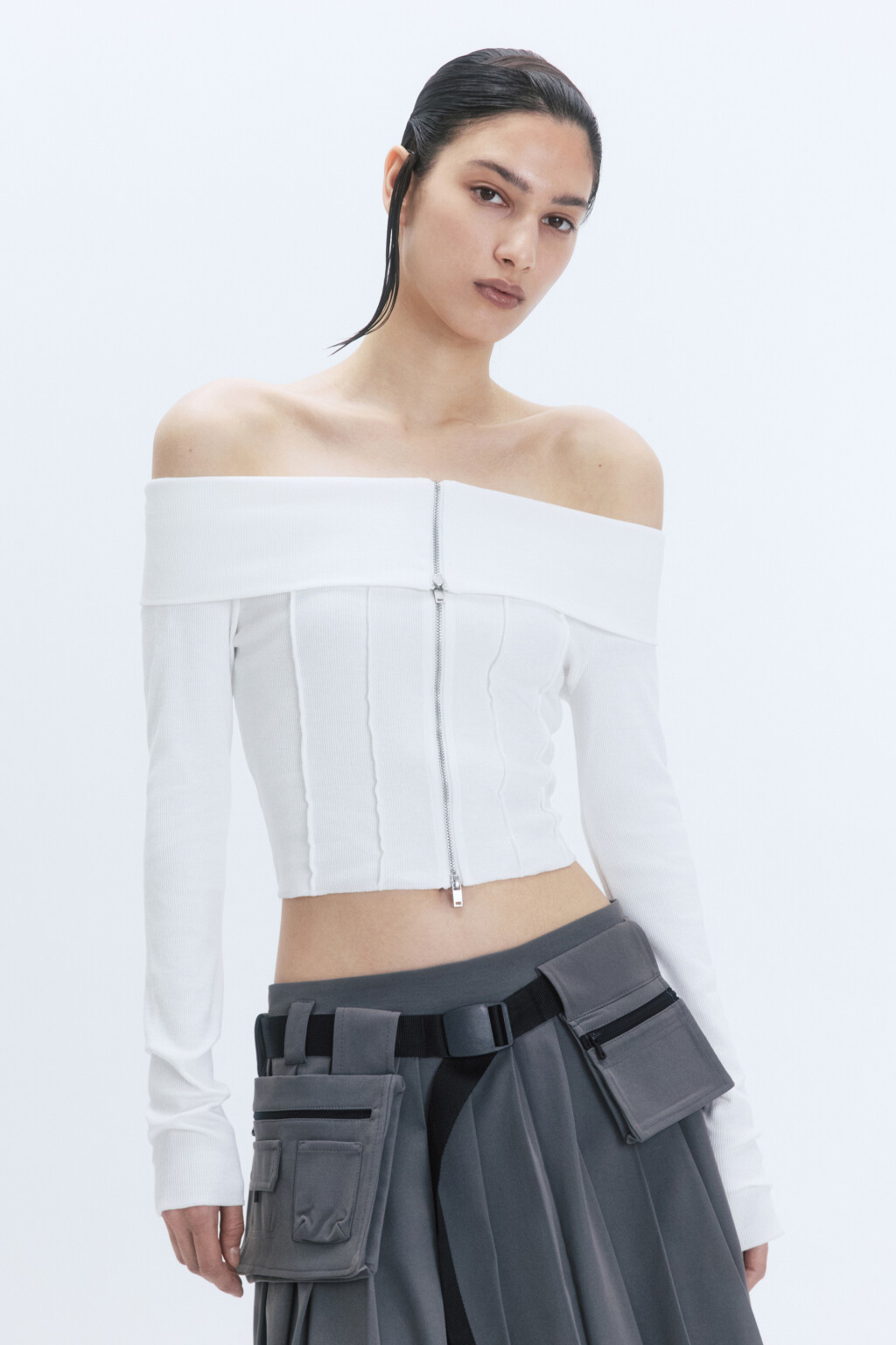 Блузка-лонгслив на молнии с открытыми плечами - цвет белый - 3