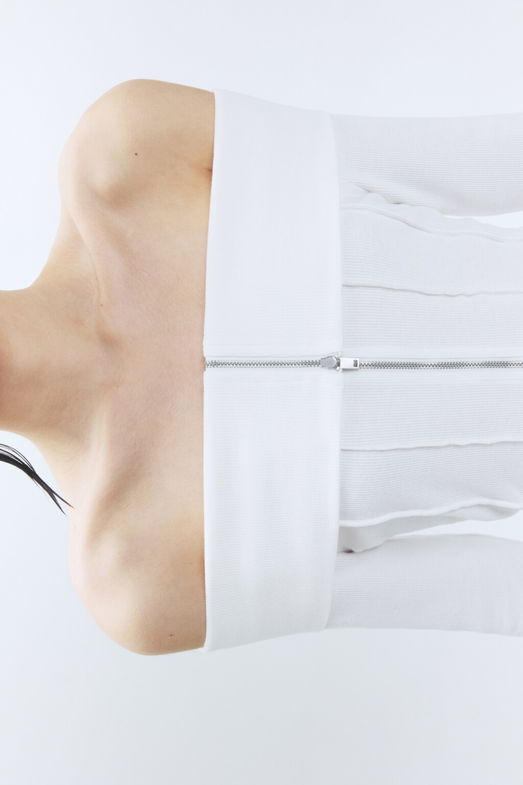 Блузка-лонгслив на молнии с открытыми плечами - цвет белый - 7