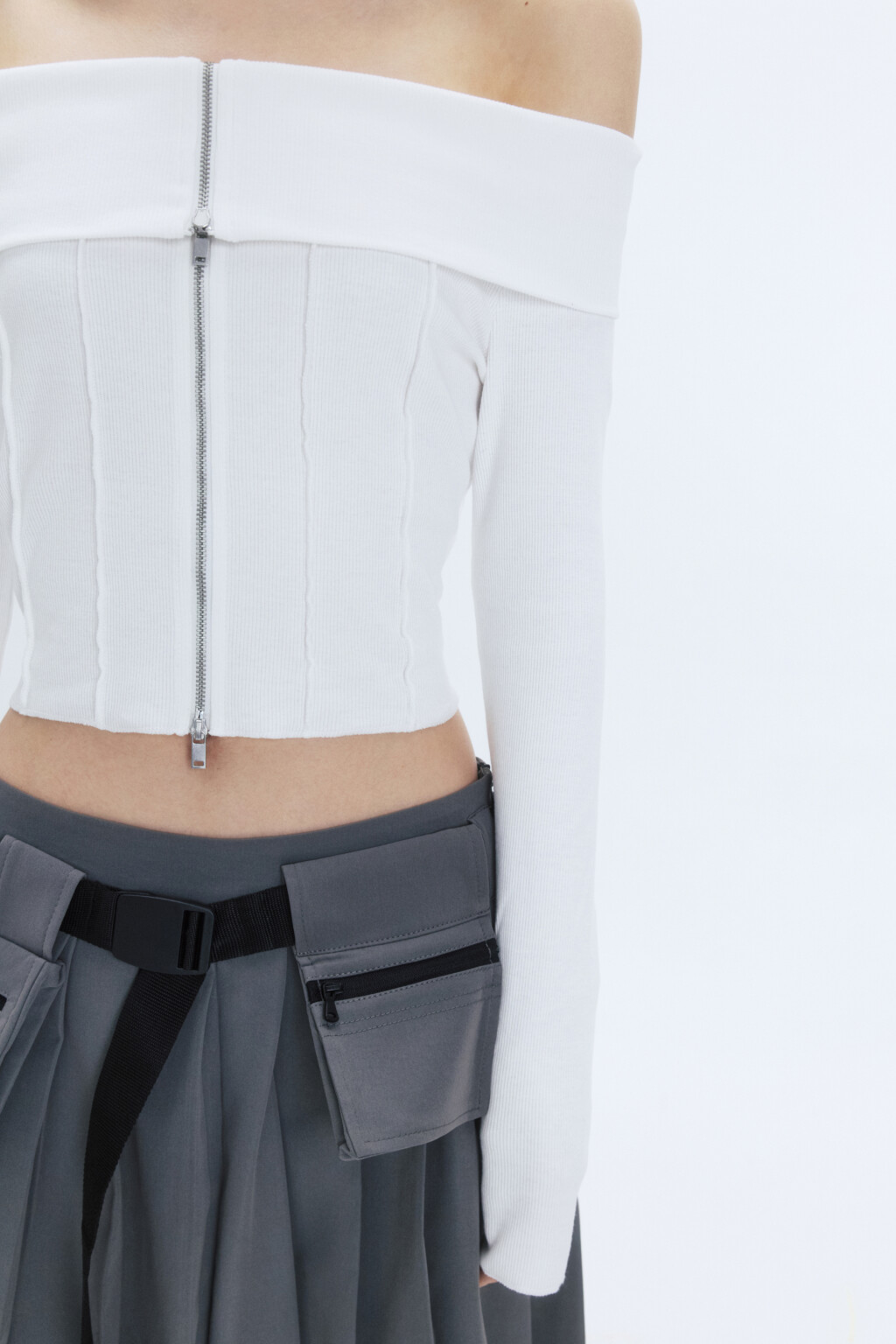 Блузка-лонгслив на молнии с открытыми плечами - цвет белый - 8