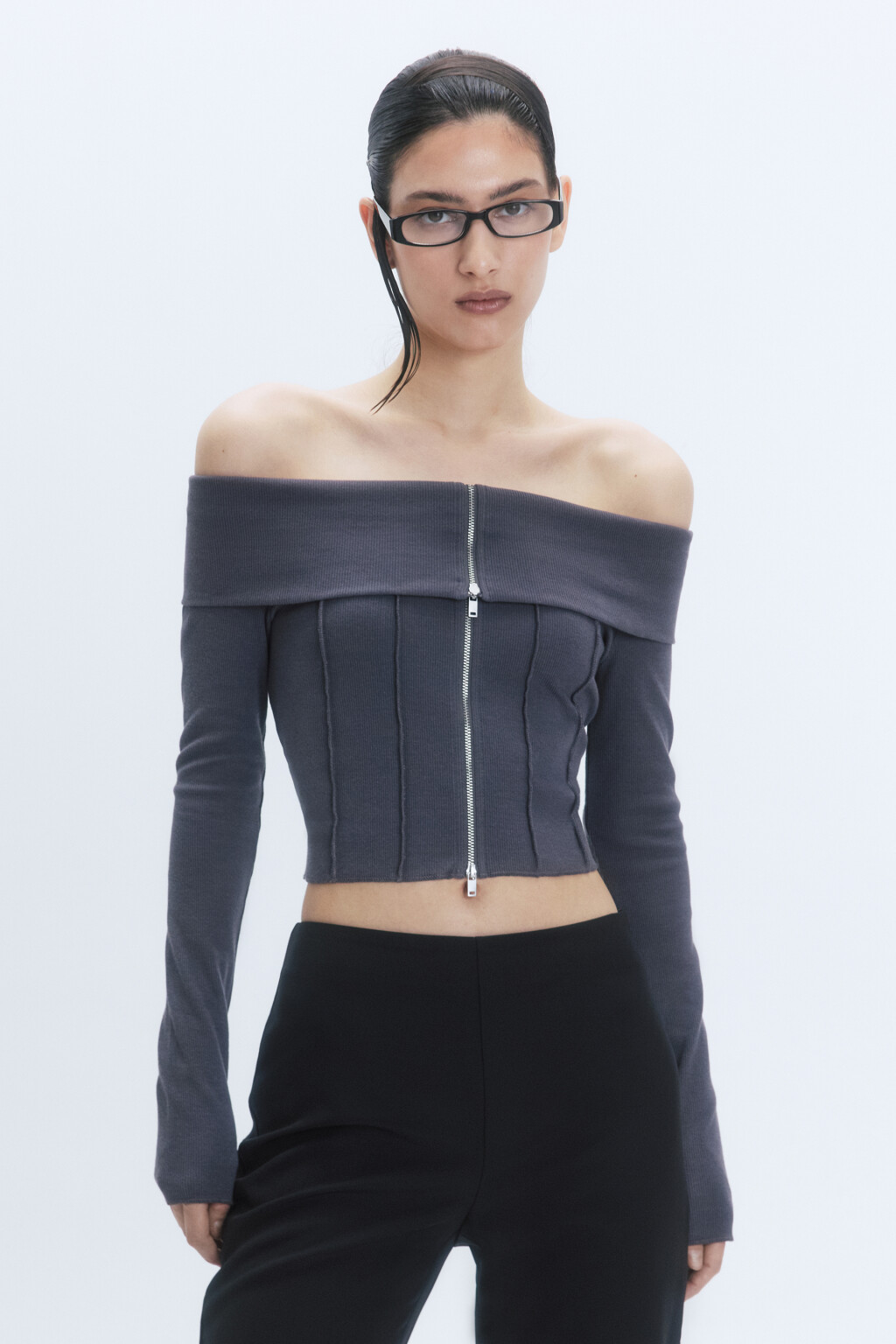 Блузка-лонгслив на молнии с открытыми плечами - цвет серый - 2