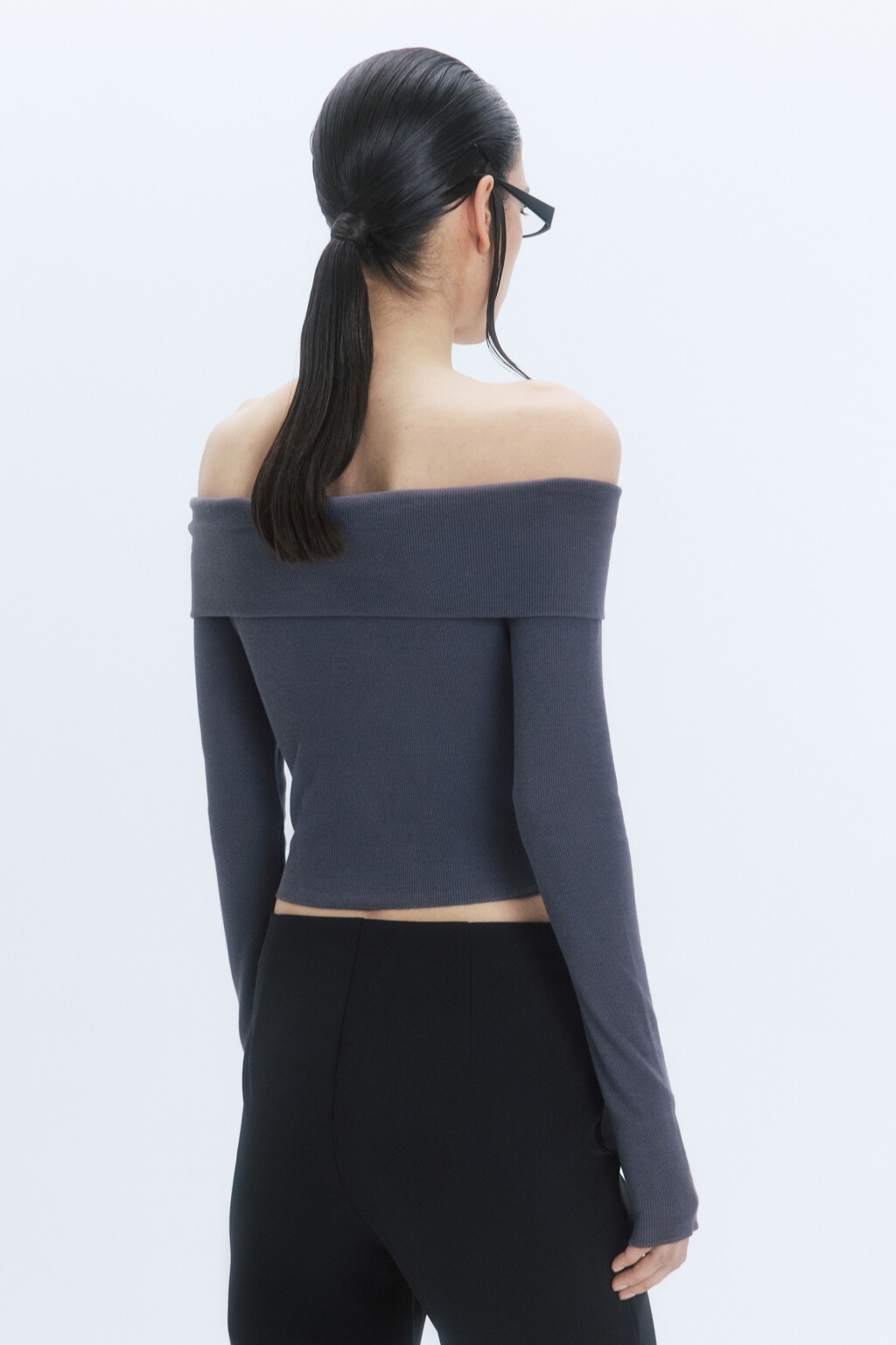 Блузка-лонгслив на молнии с открытыми плечами - цвет серый - 4