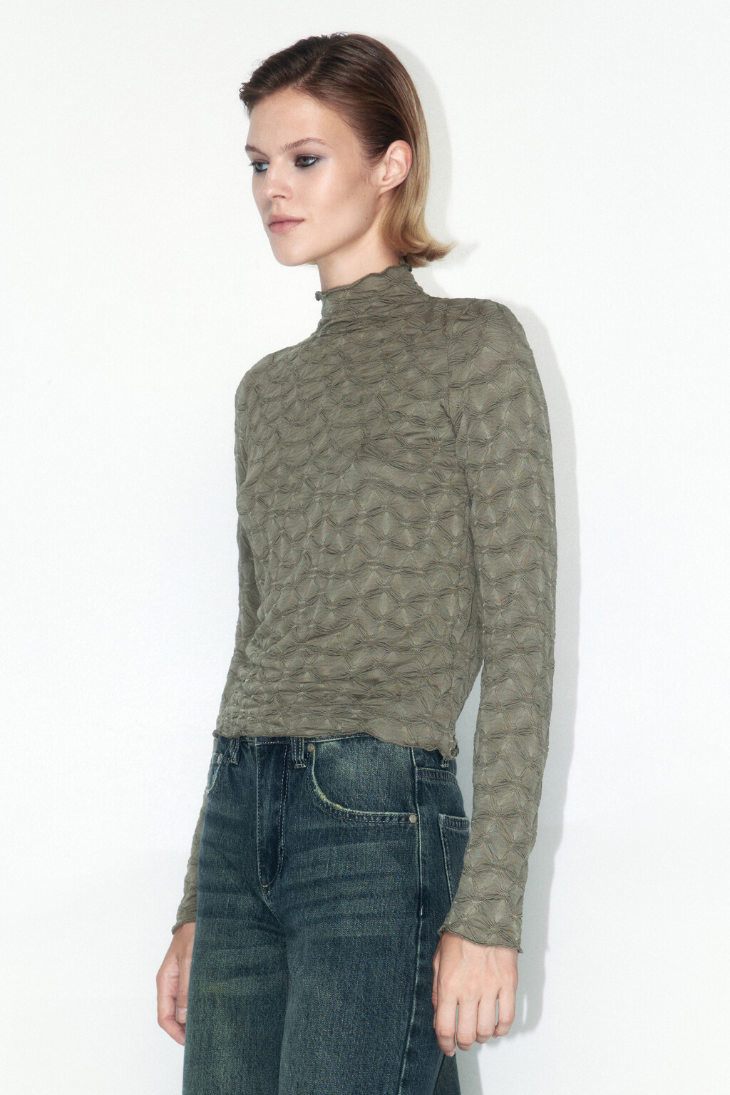 Лонгслив из жатой ткани с воротником-стойкой - цвет зеленый - 3