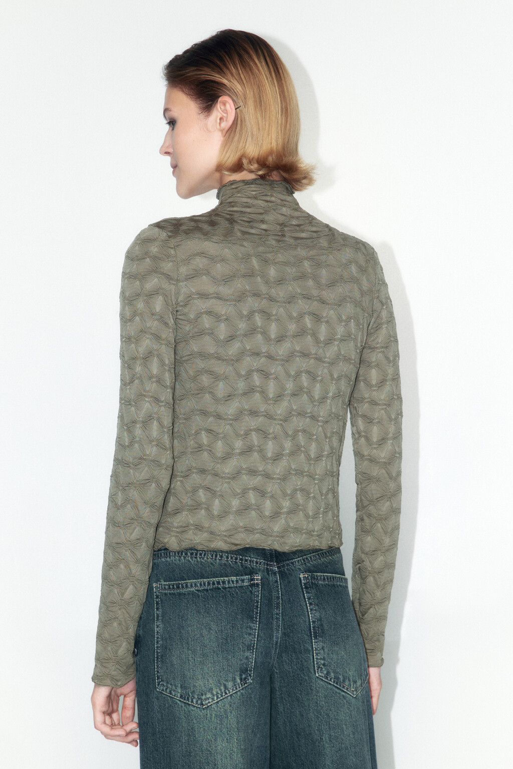 Лонгслив из жатой ткани с воротником-стойкой - цвет зеленый - 4