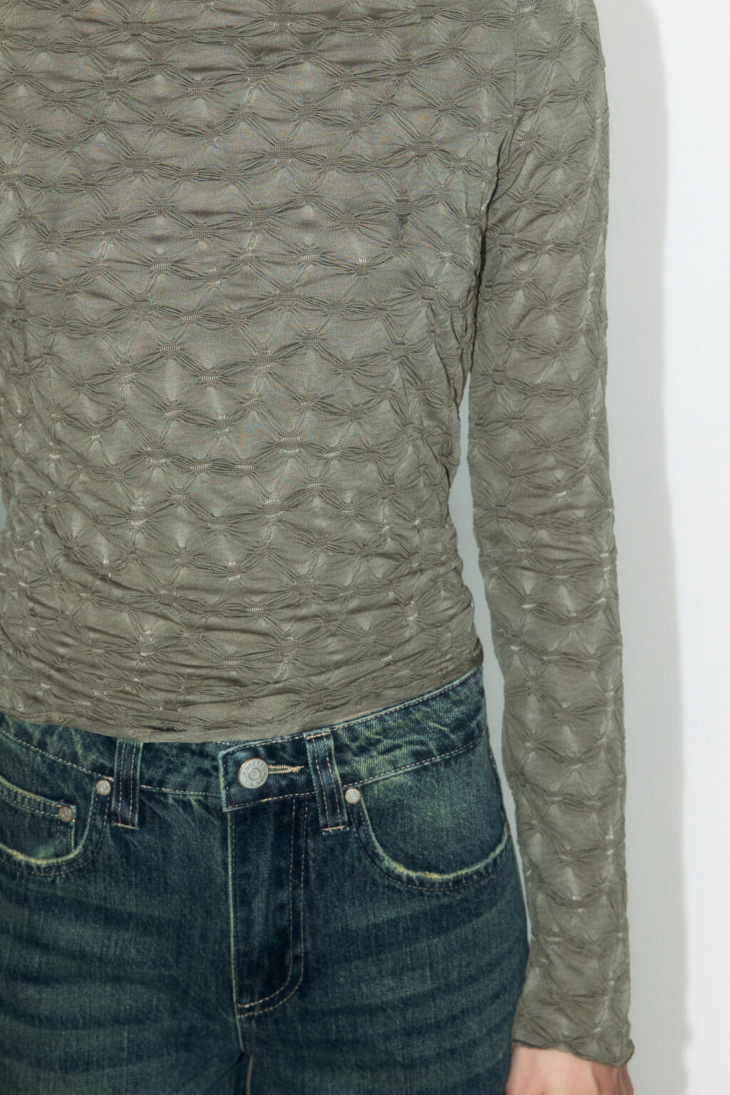 Лонгслив из жатой ткани с воротником-стойкой - цвет зеленый - 6