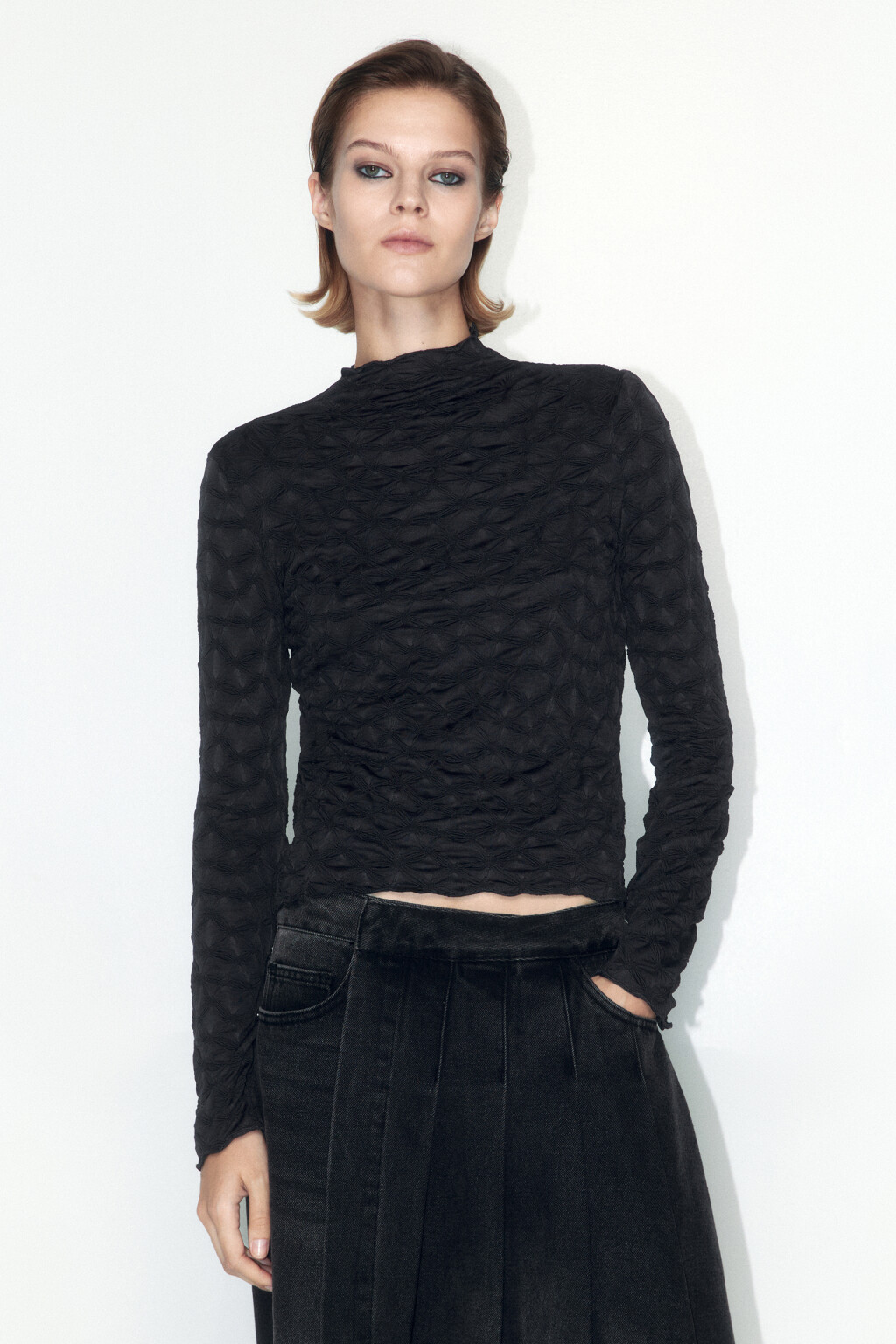 Лонгслив из жатой ткани с воротником-стойкой - цвет серый - 2