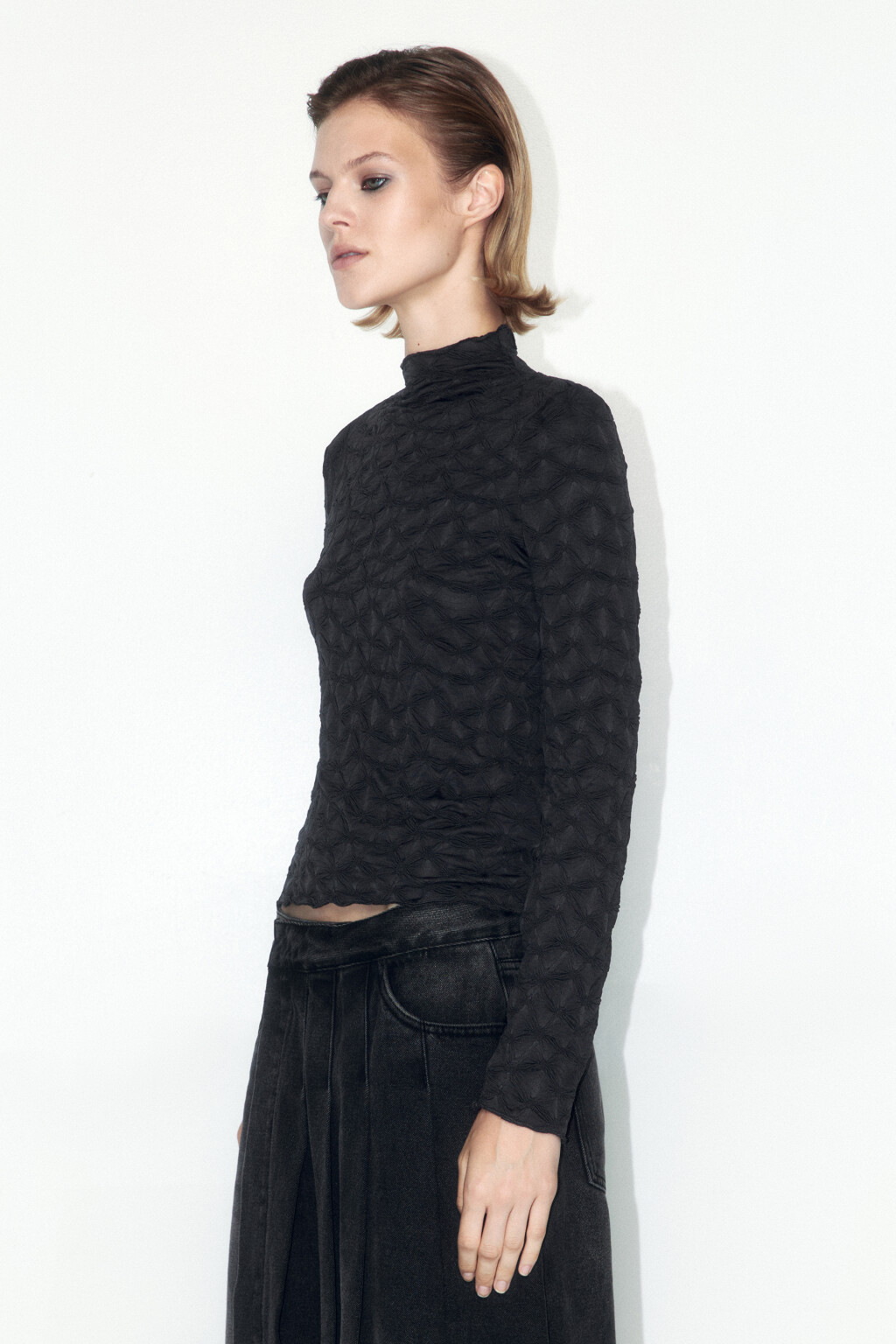 Лонгслив из жатой ткани с воротником-стойкой - цвет серый - 3