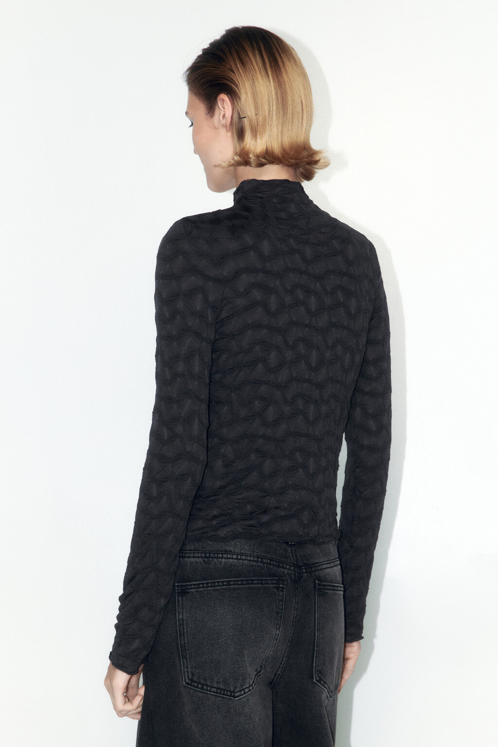 Лонгслив из жатой ткани с воротником-стойкой - цвет серый - 4