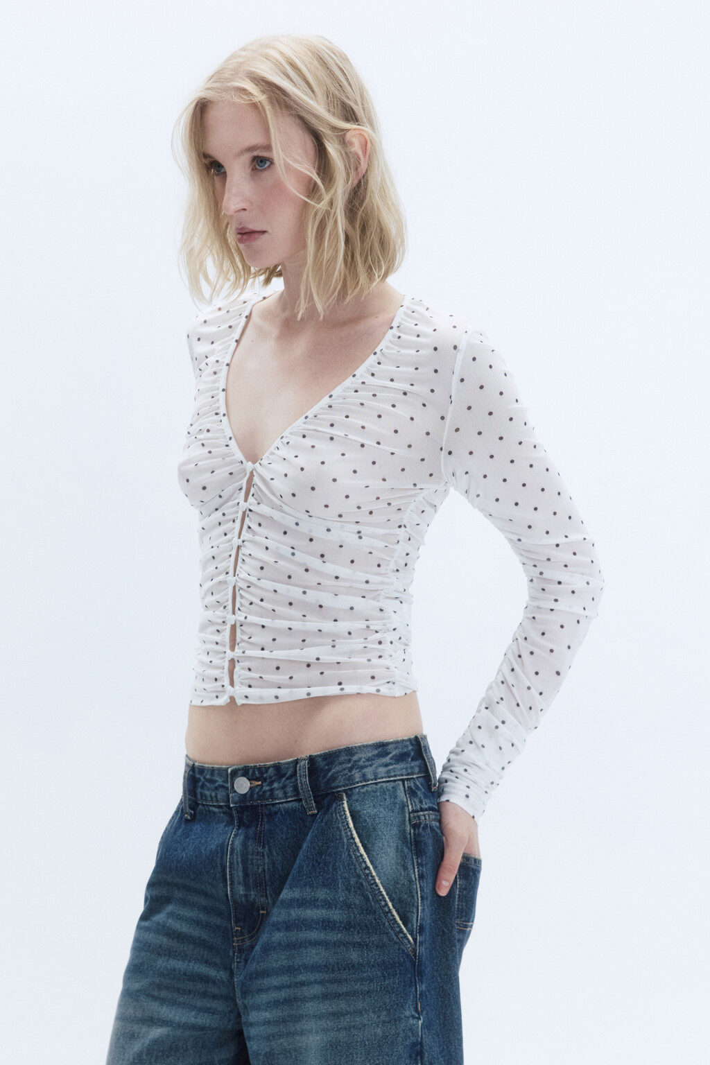 Блузка-лонгслив укороченная из сетки в горох - цвет белый - 4