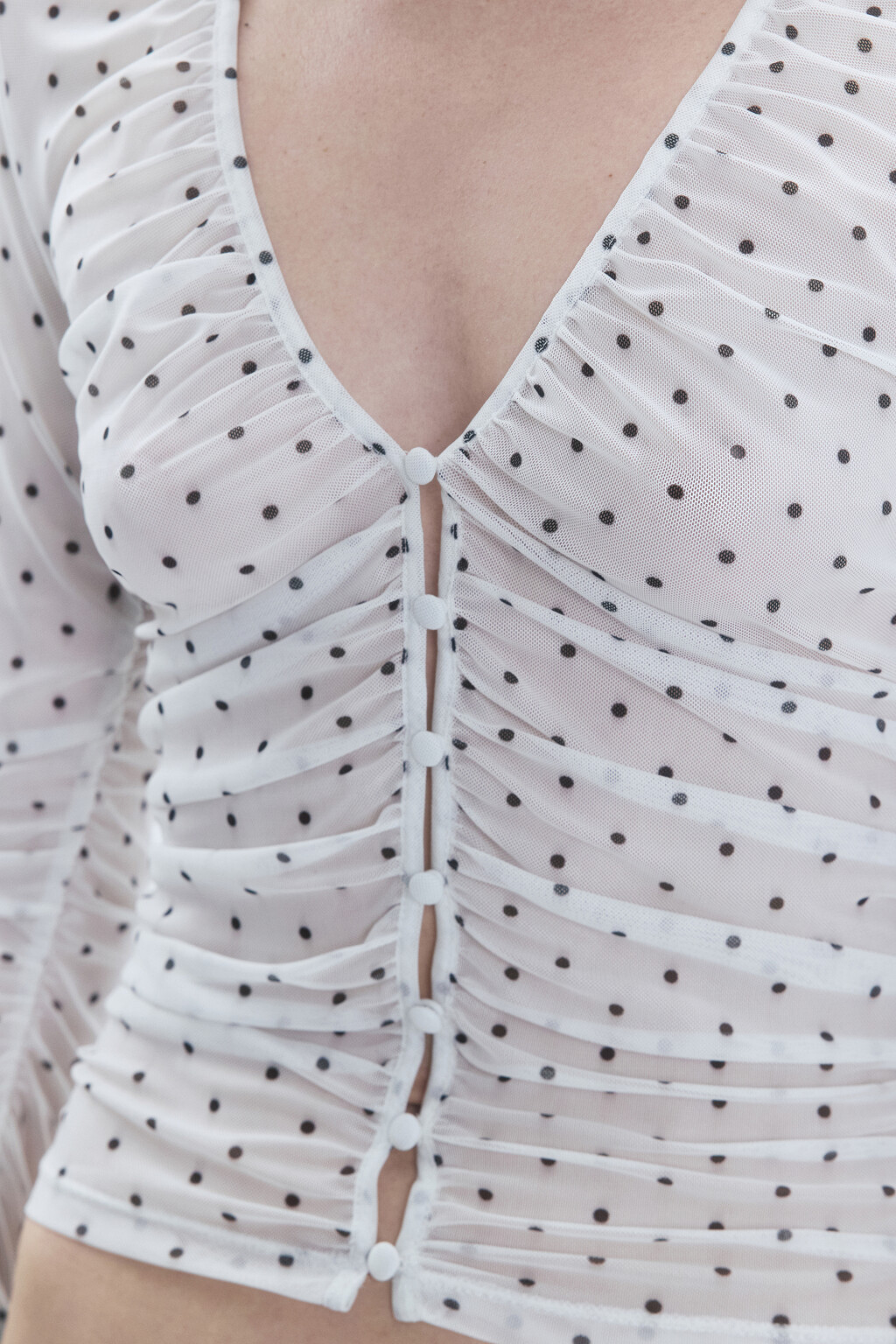 Блузка-лонгслив укороченная из сетки в горох - цвет белый - 7