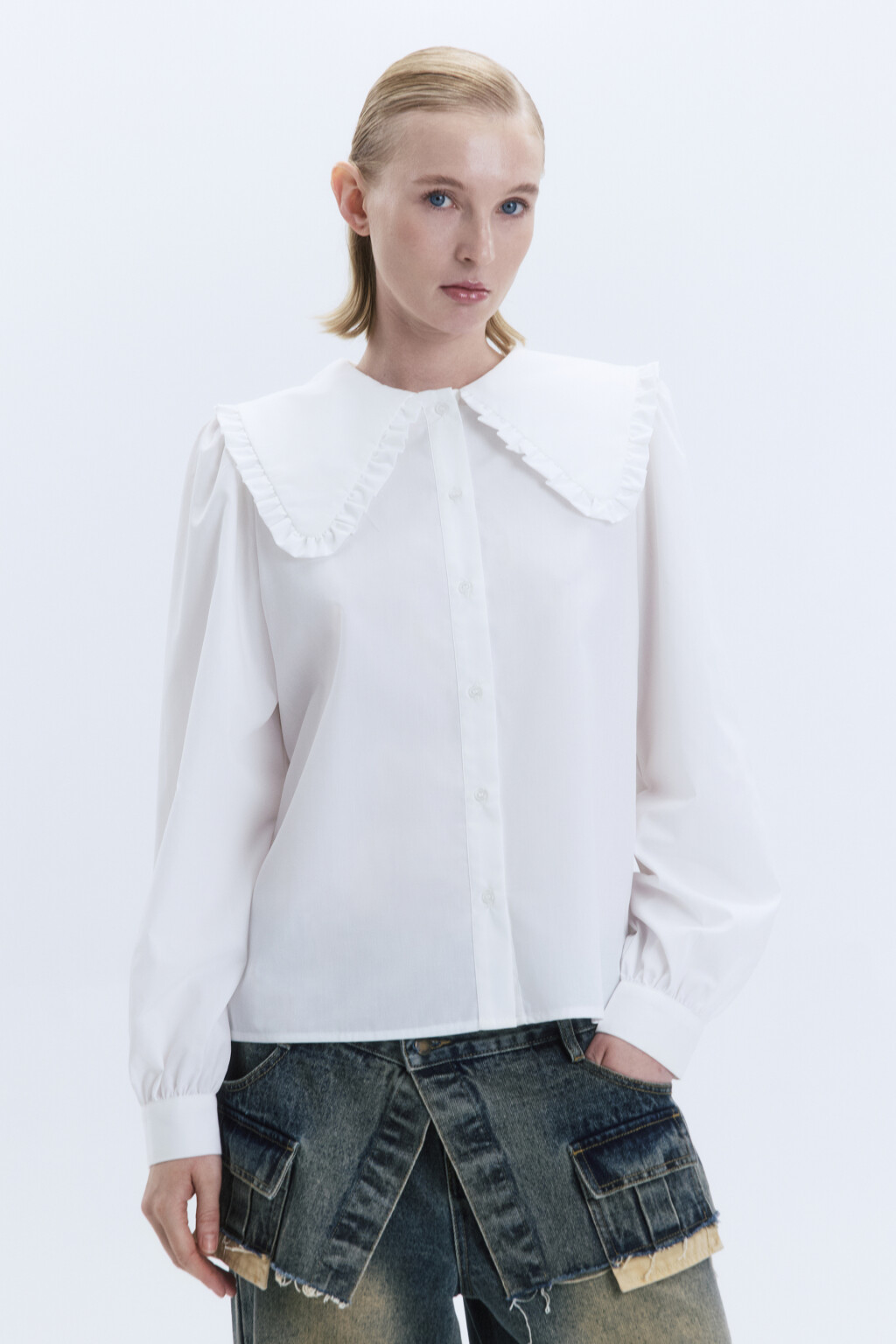 Блузка с широким воротником и оборками - цвет белый - 3