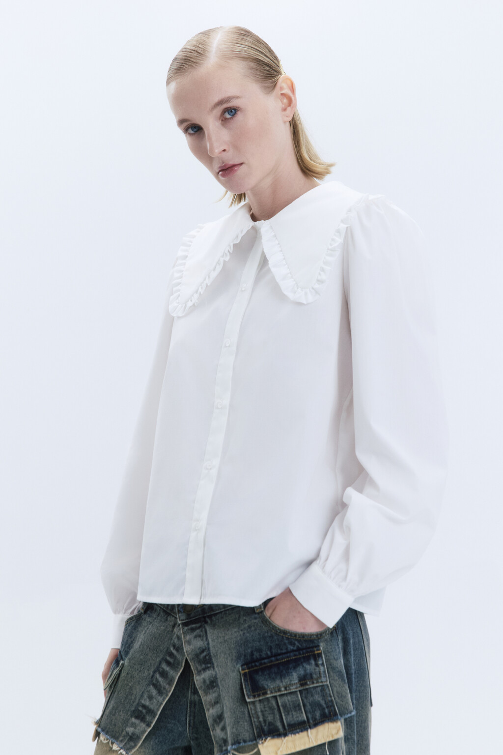 Блузка с широким воротником и оборками - цвет белый - 4