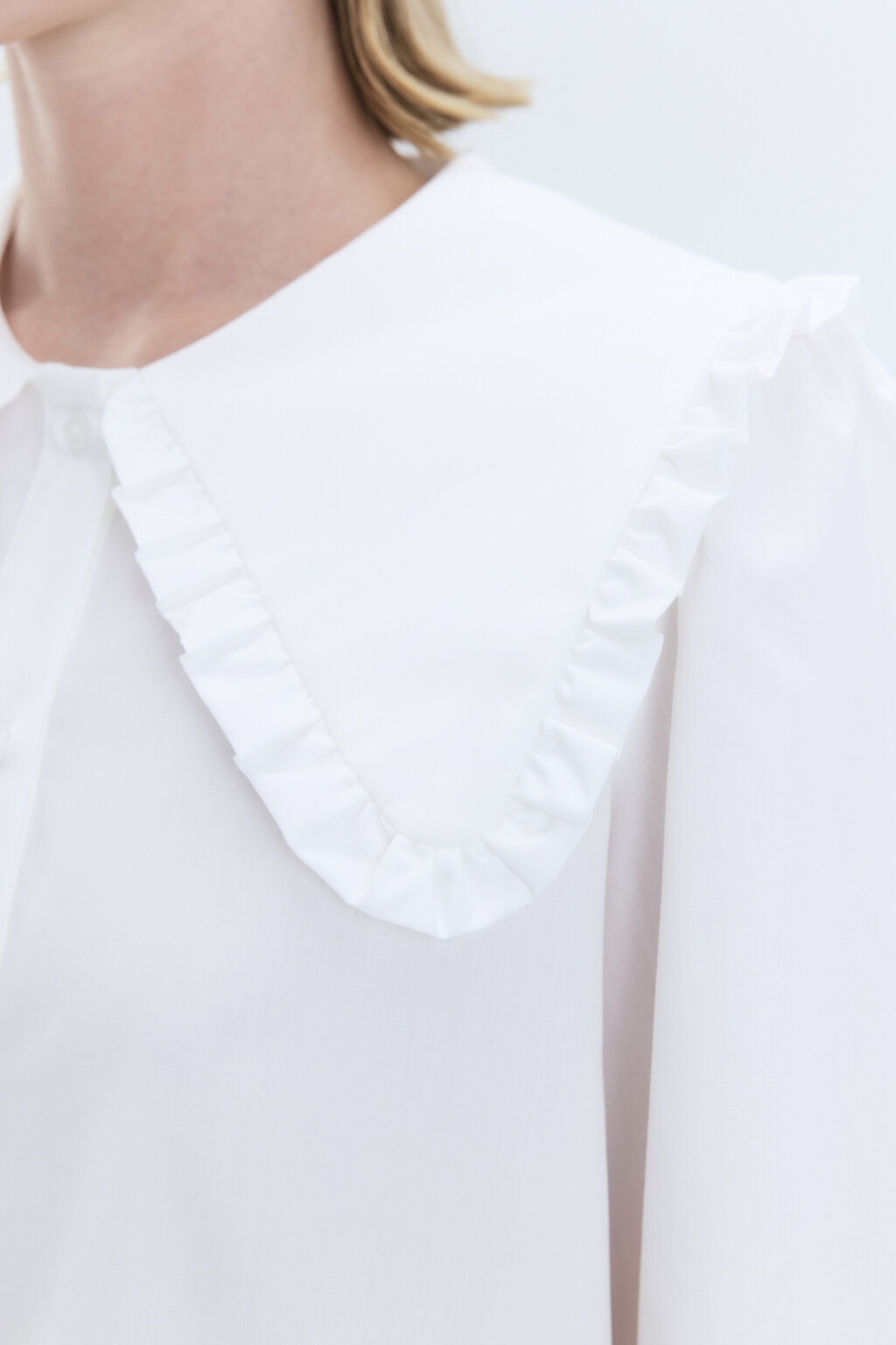 Блузка с широким воротником и оборками - цвет белый - 7
