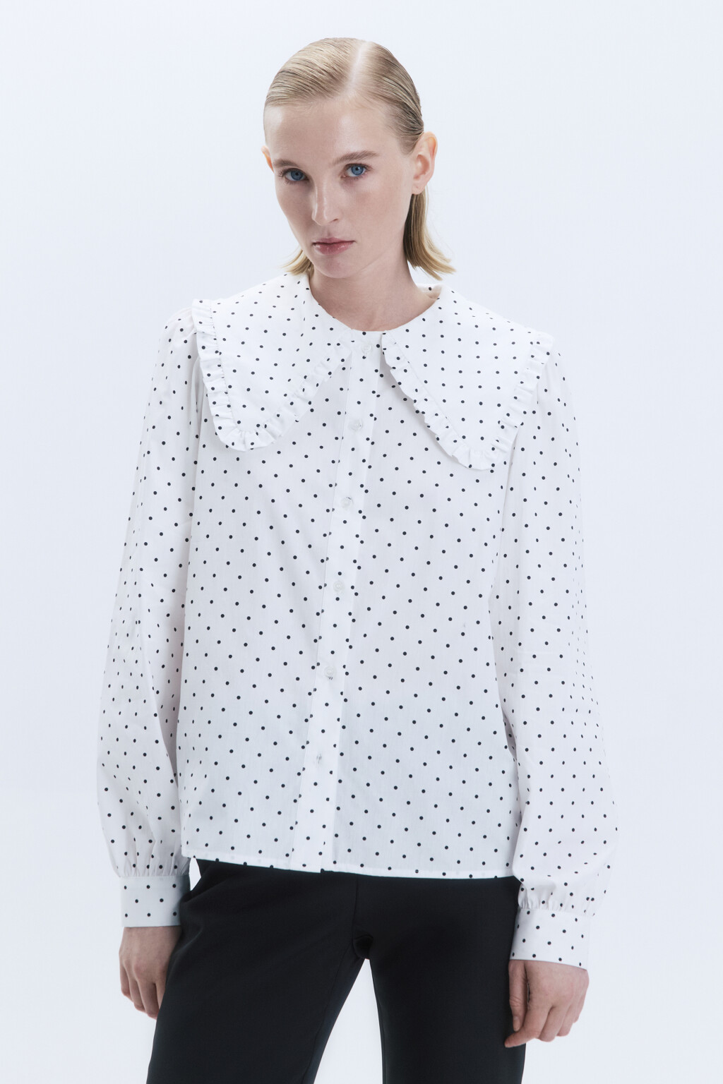 Блузка в горох с широким воротником и оборками - цвет белый - 3