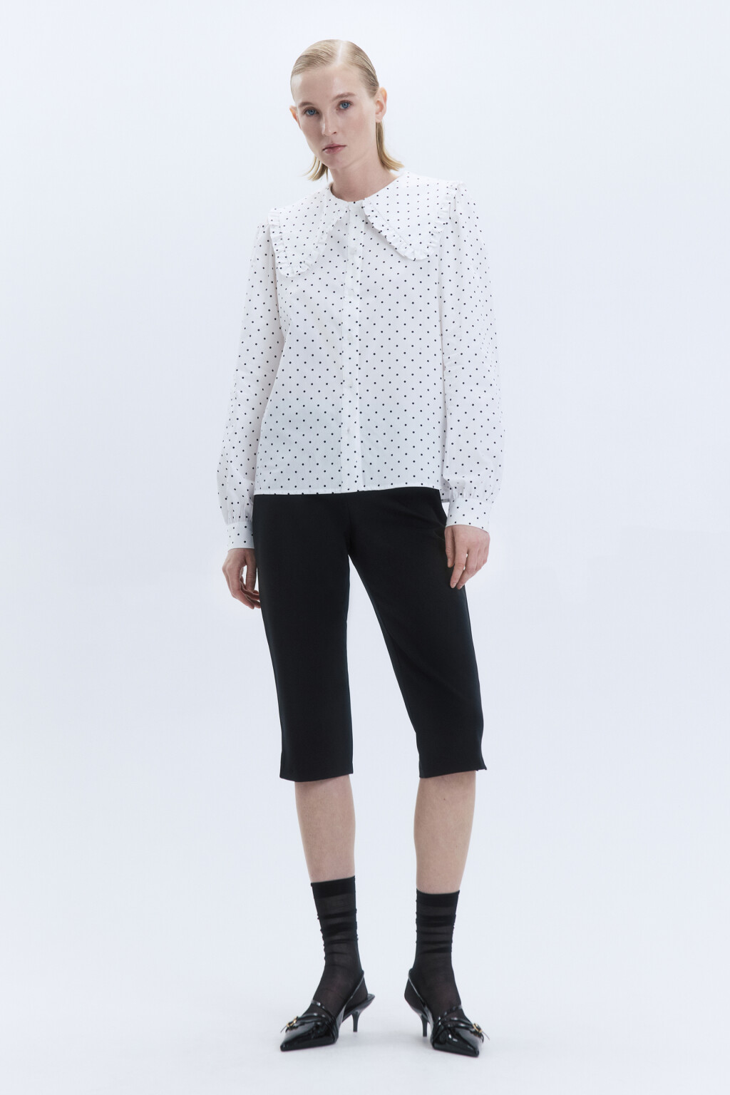 Блузка в горох с широким воротником и оборками - цвет белый - 6