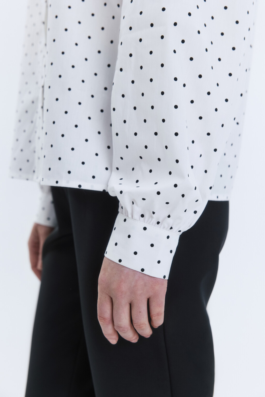 Блузка в горох с широким воротником и оборками - цвет белый - 8