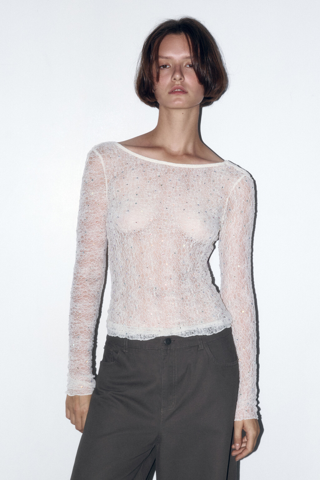 Лонгслив кружевной со стразами и вырезом на спине - цвет белый - 2