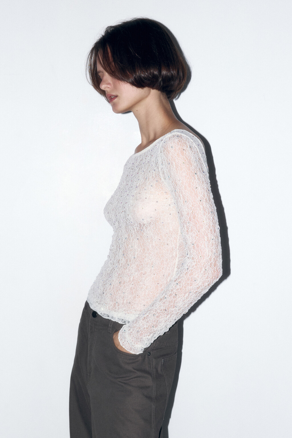 Лонгслив кружевной со стразами и вырезом на спине - цвет белый - 3