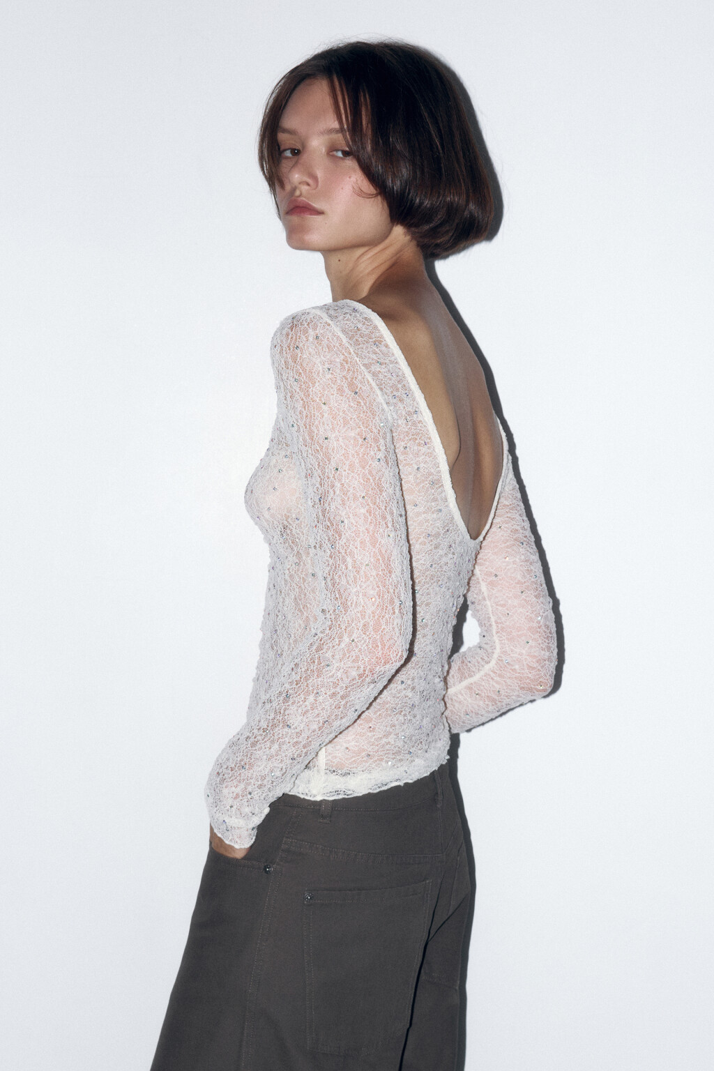 Лонгслив кружевной со стразами и вырезом на спине - цвет белый - 4