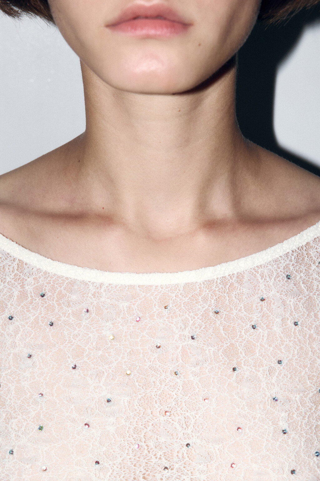 Лонгслив кружевной со стразами и вырезом на спине - цвет белый - 6