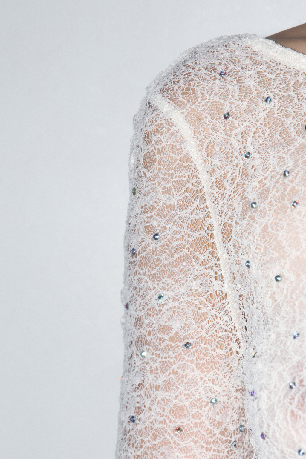 Лонгслив кружевной со стразами и вырезом на спине - цвет белый - 7