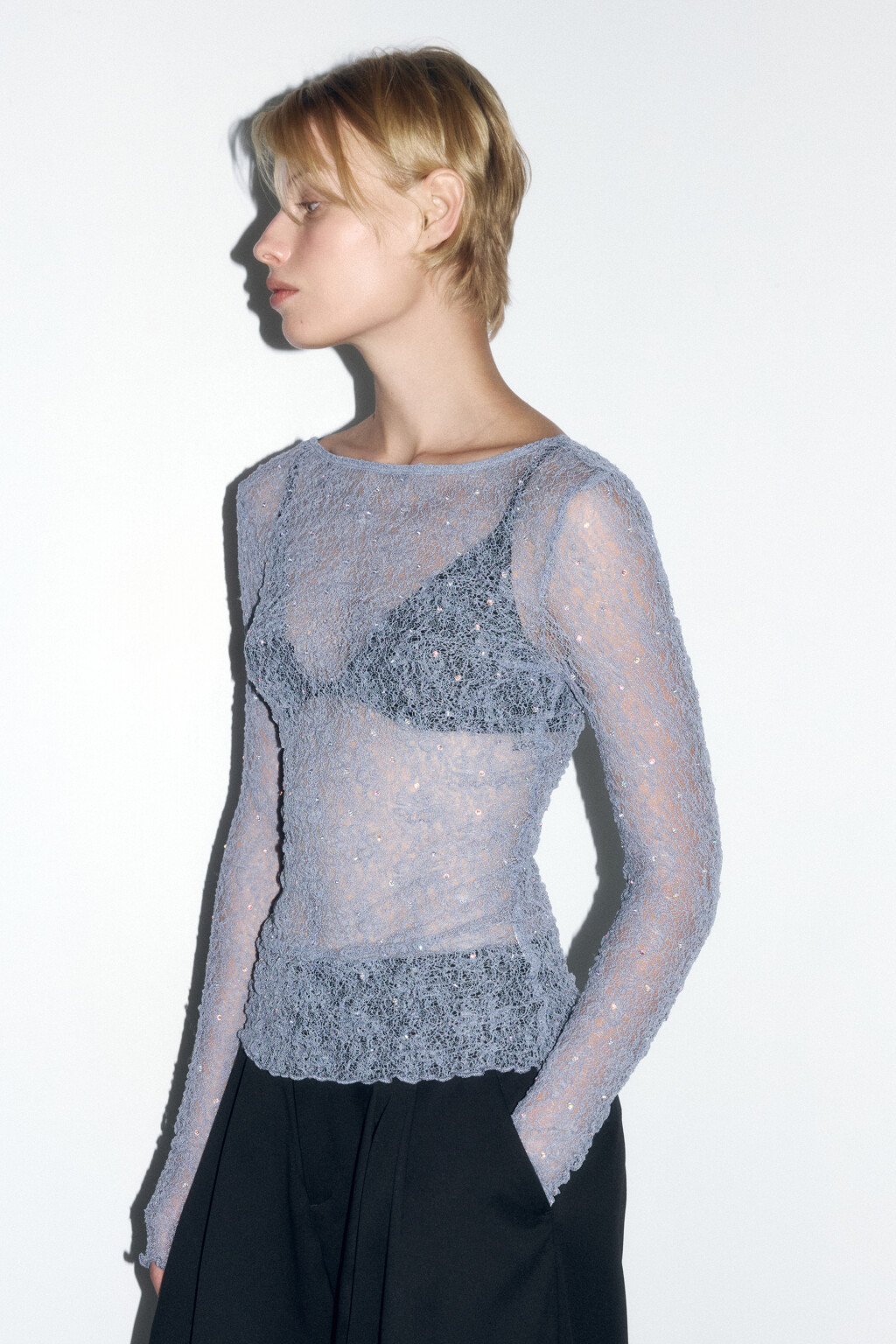Лонгслив кружевной со стразами и вырезом на спине - цвет голубой - 3