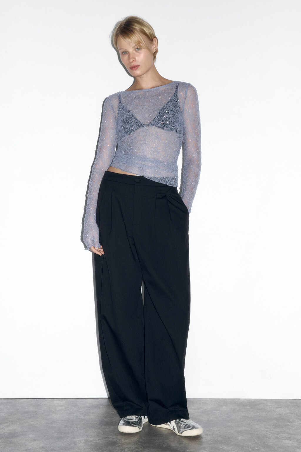 Лонгслив кружевной со стразами и вырезом на спине - цвет голубой - 6