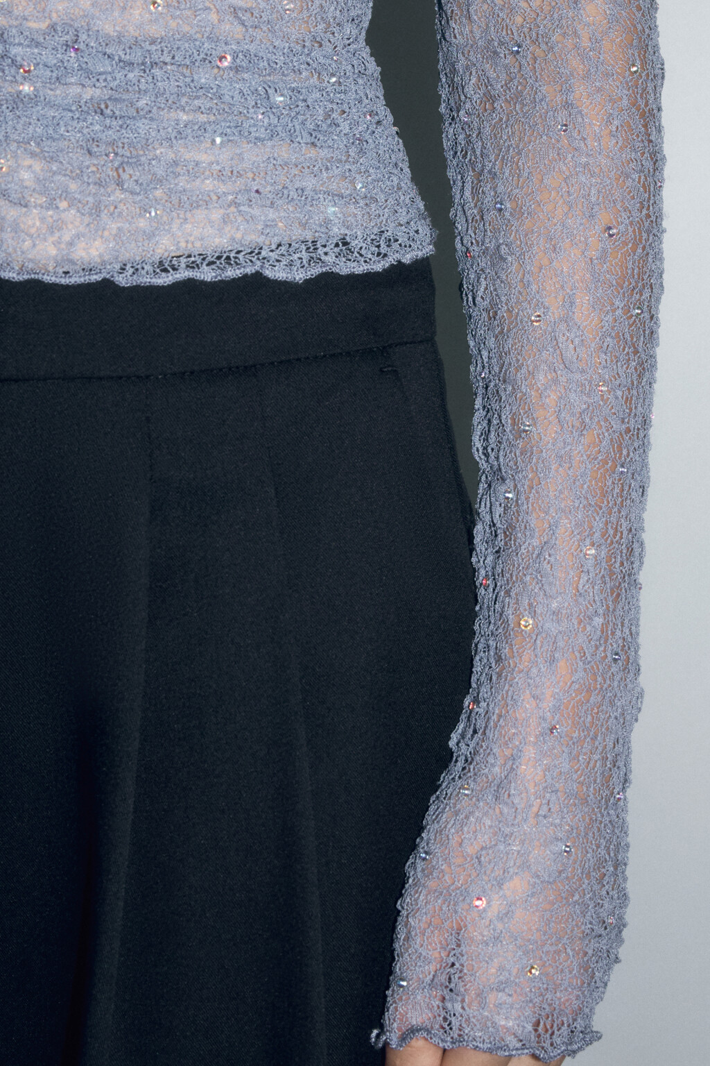 Лонгслив кружевной со стразами и вырезом на спине - цвет голубой - 7