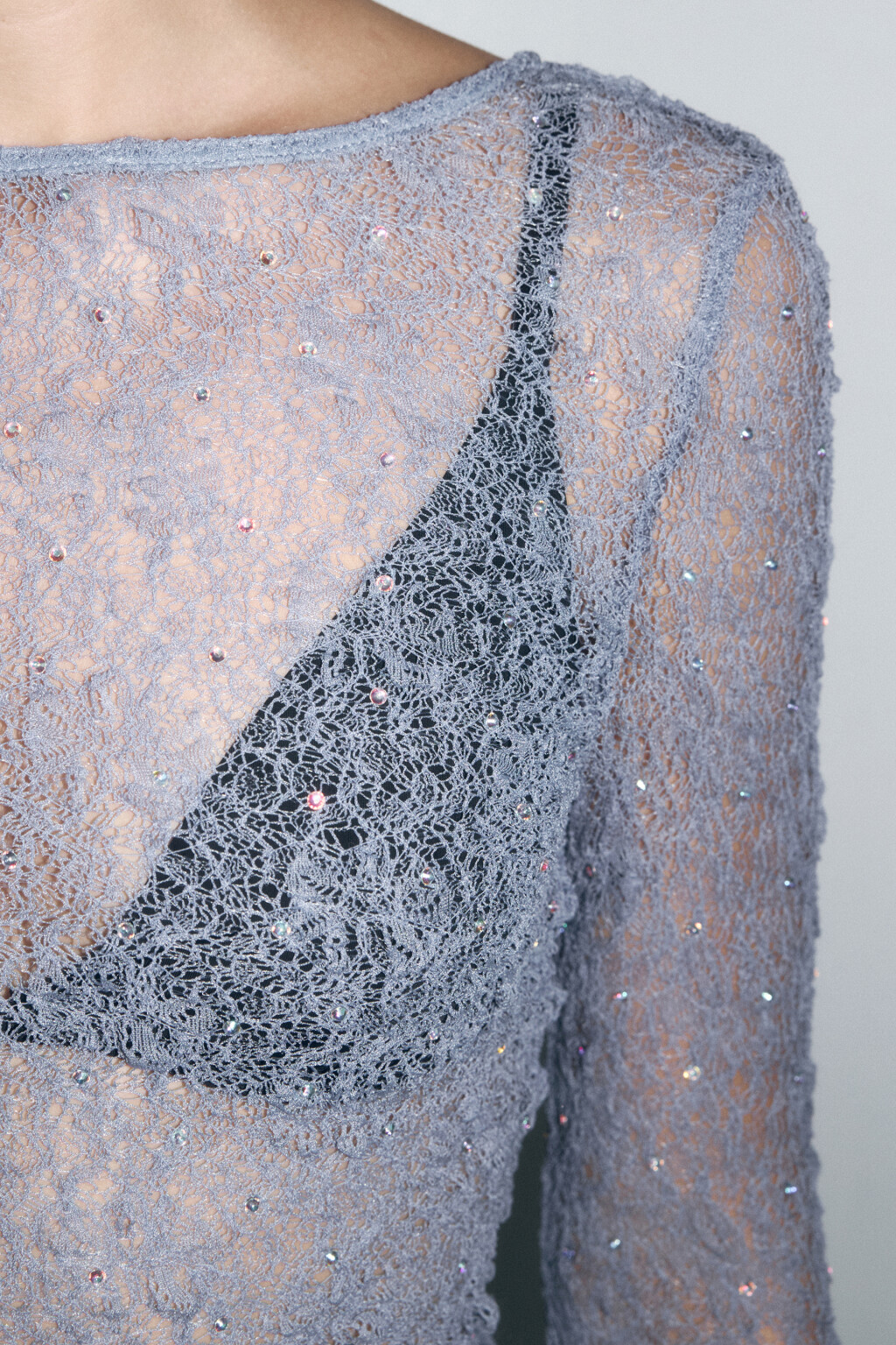 Лонгслив кружевной со стразами и вырезом на спине - цвет голубой - 1