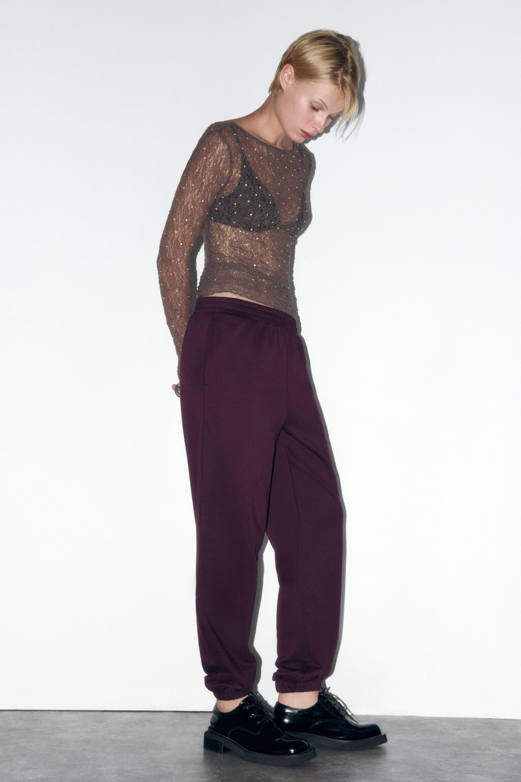 Лонгслив кружевной со стразами и вырезом на спине - цвет коричневый - 1