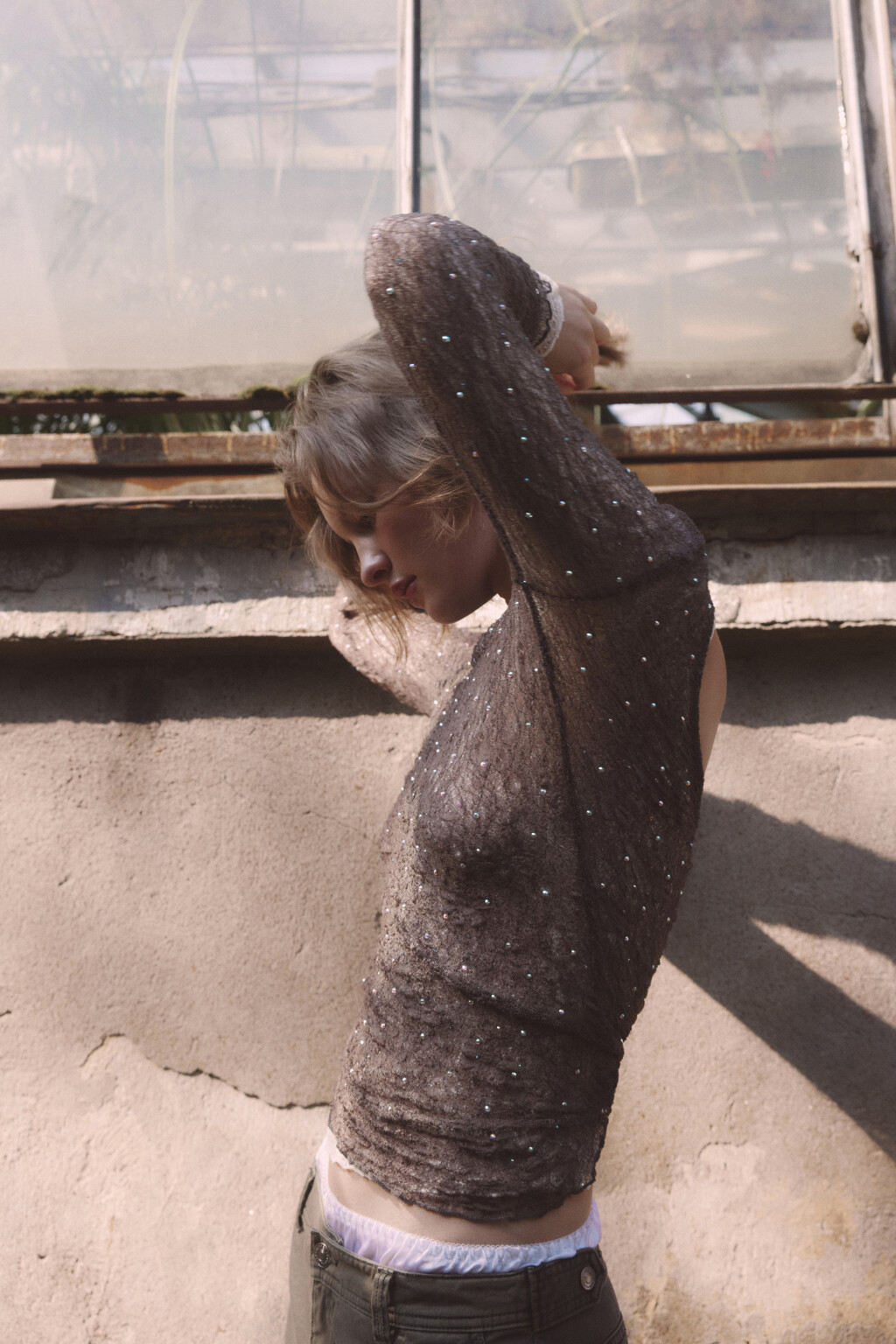 Лонгслив кружевной со стразами и вырезом на спине - цвет коричневый - 8