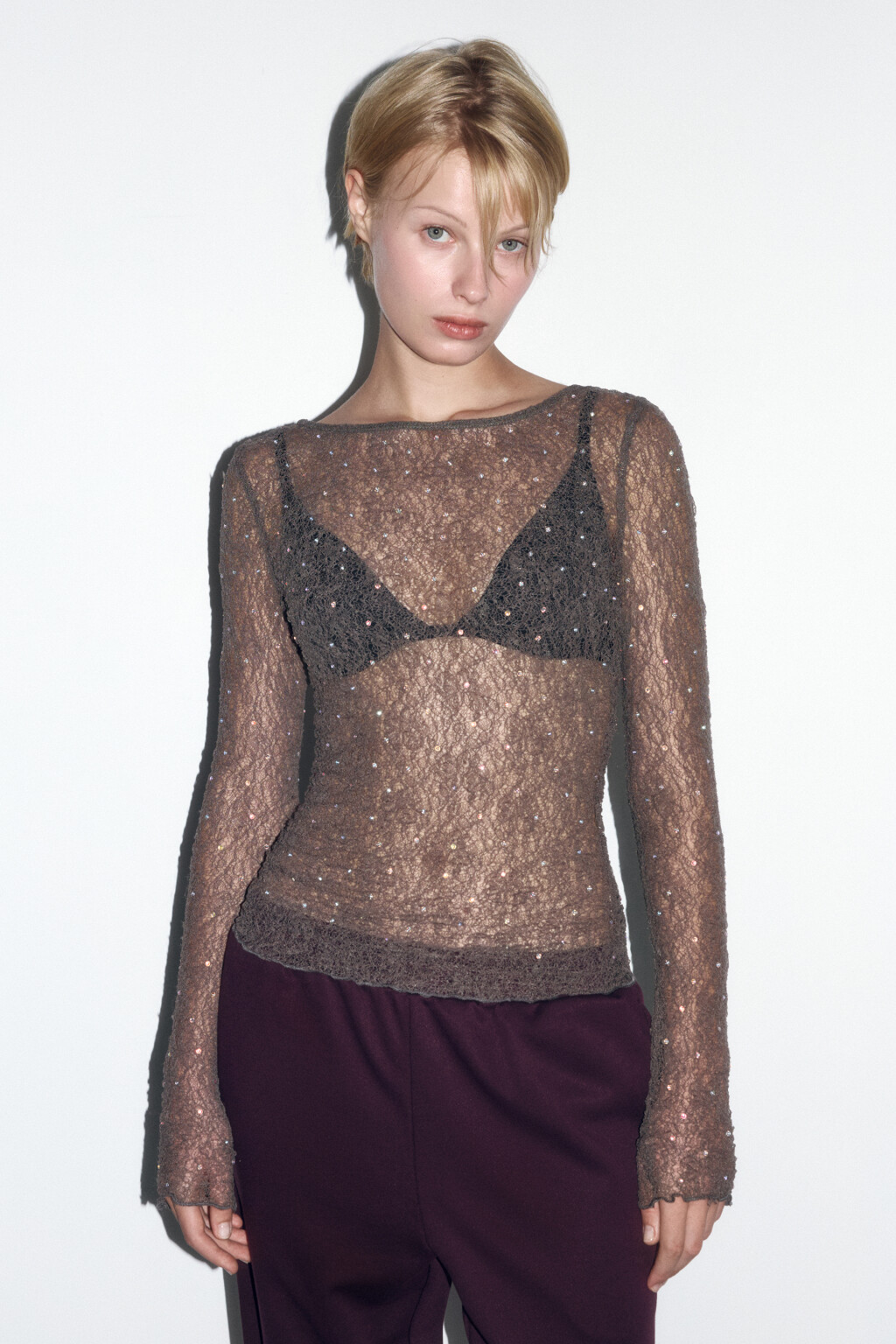 Лонгслив кружевной со стразами и вырезом на спине - цвет коричневый - 2