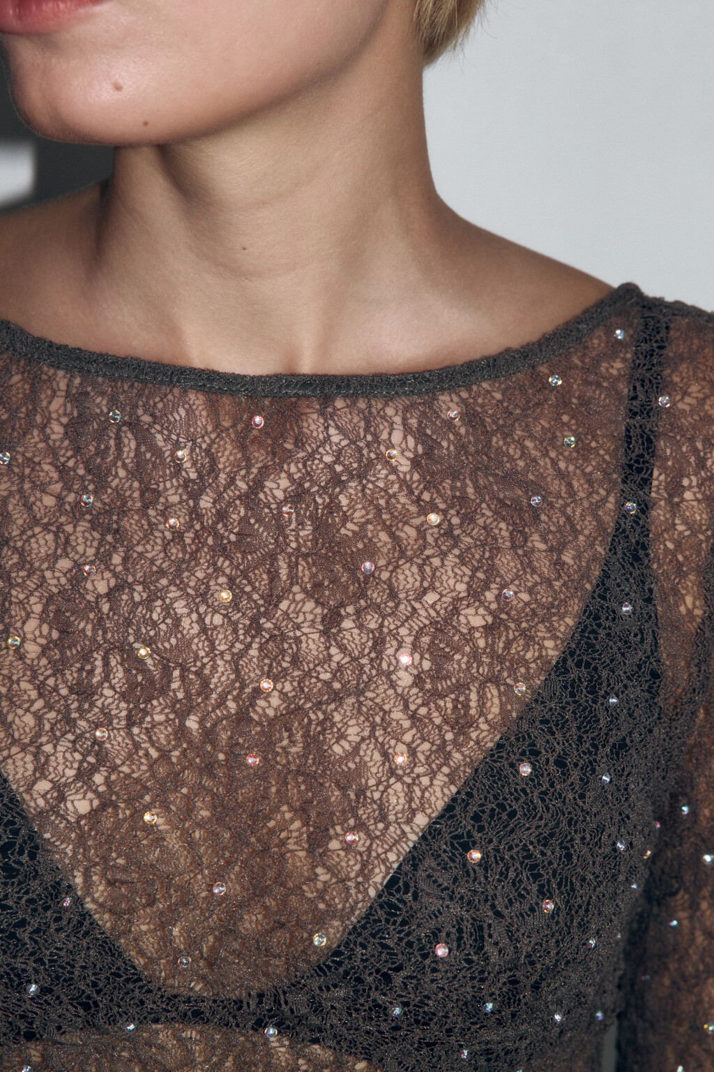 Лонгслив кружевной со стразами и вырезом на спине - цвет коричневый - 6