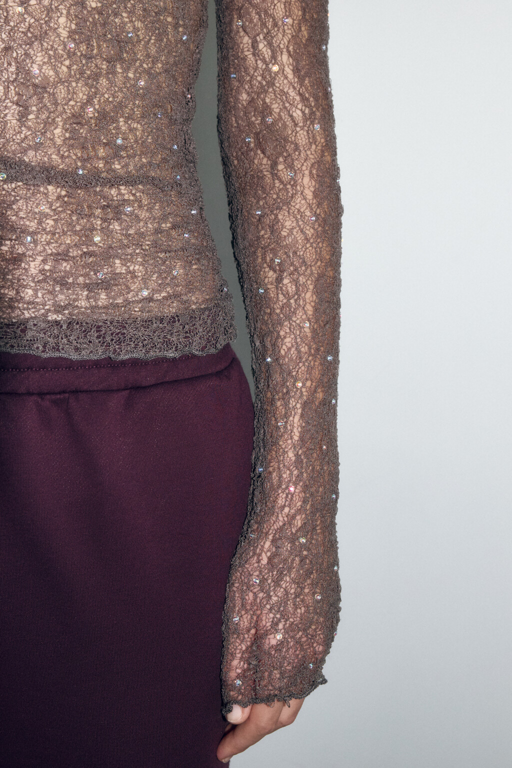 Лонгслив кружевной со стразами и вырезом на спине - цвет коричневый - 7
