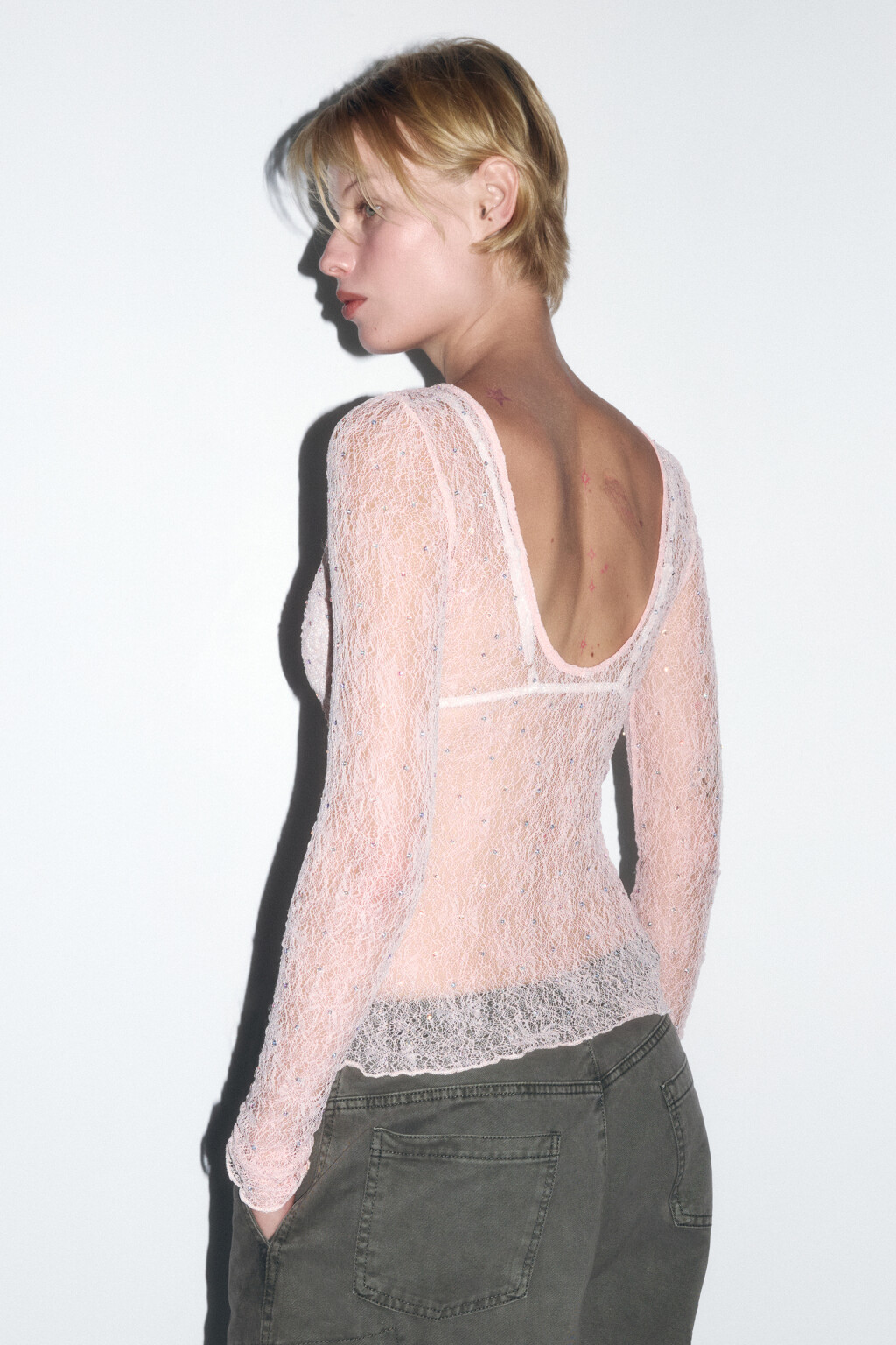 Лонгслив кружевной со стразами и вырезом на спине - цвет розовый - 4