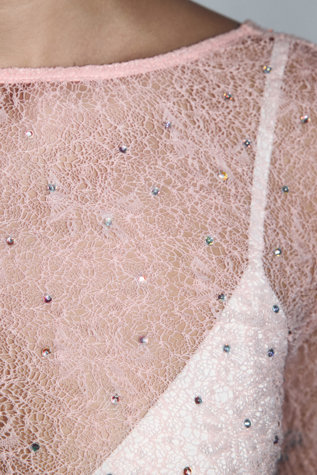 Лонгслив кружевной со стразами и вырезом на спине - цвет розовый - 6