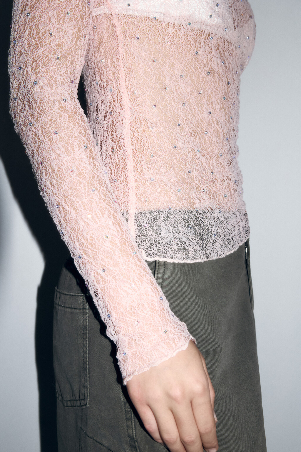 Лонгслив кружевной со стразами и вырезом на спине - цвет розовый - 7