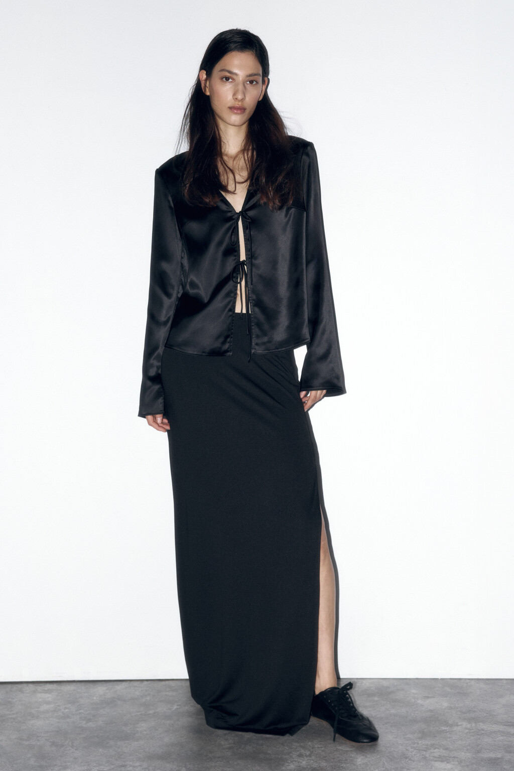 Блузка сатиновая с завязками - цвет черный - 6