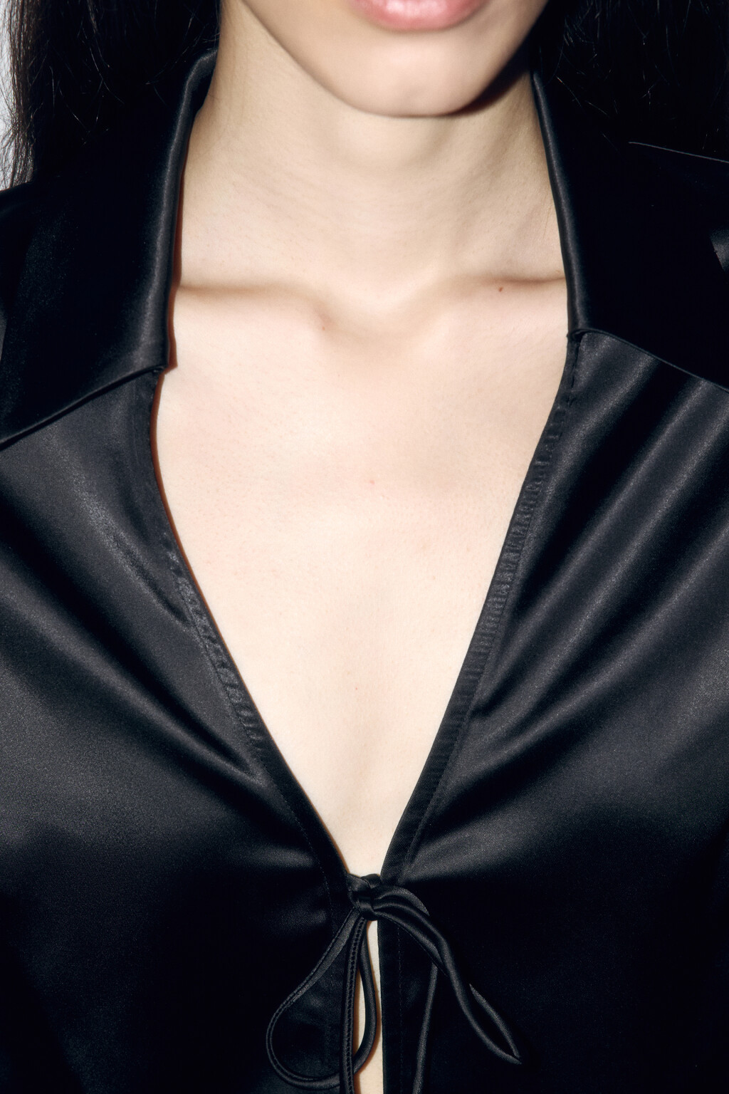 Блузка сатиновая с завязками - цвет черный - 7