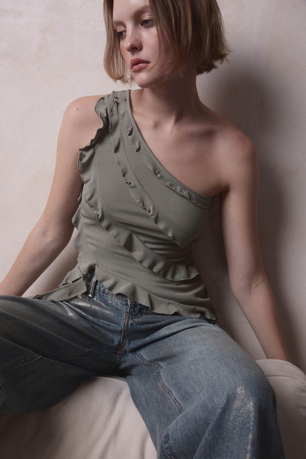 Блузка-топ на одно плечо с воланами - цвет зеленый - 8