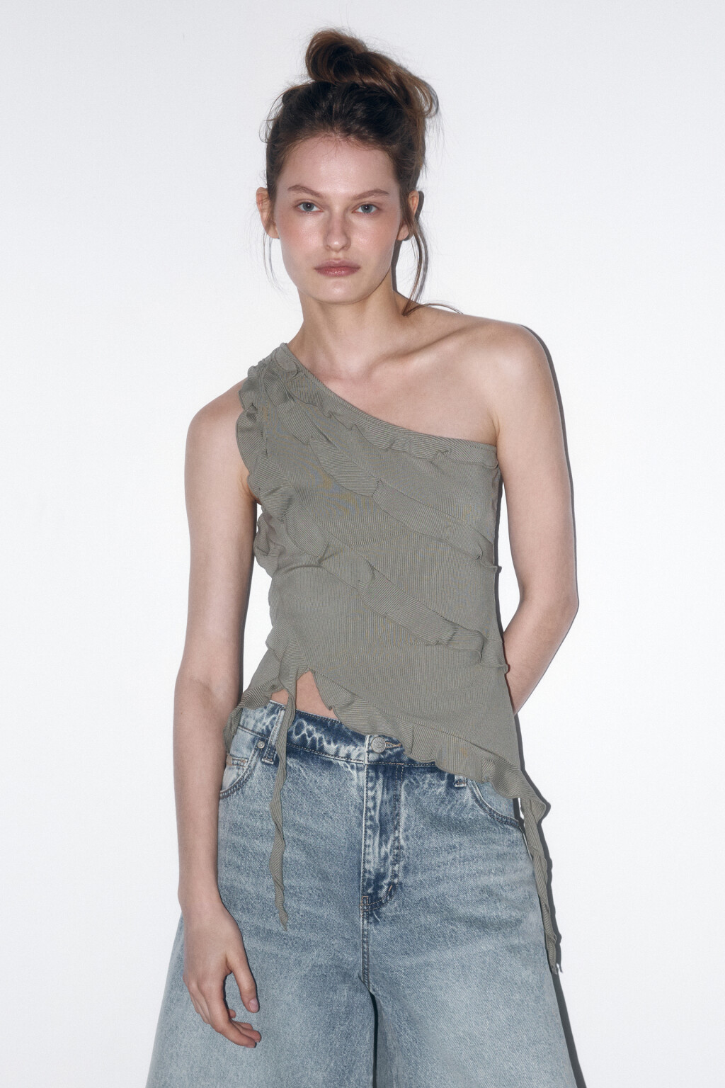 Блузка-топ на одно плечо с воланами - цвет зеленый - 3