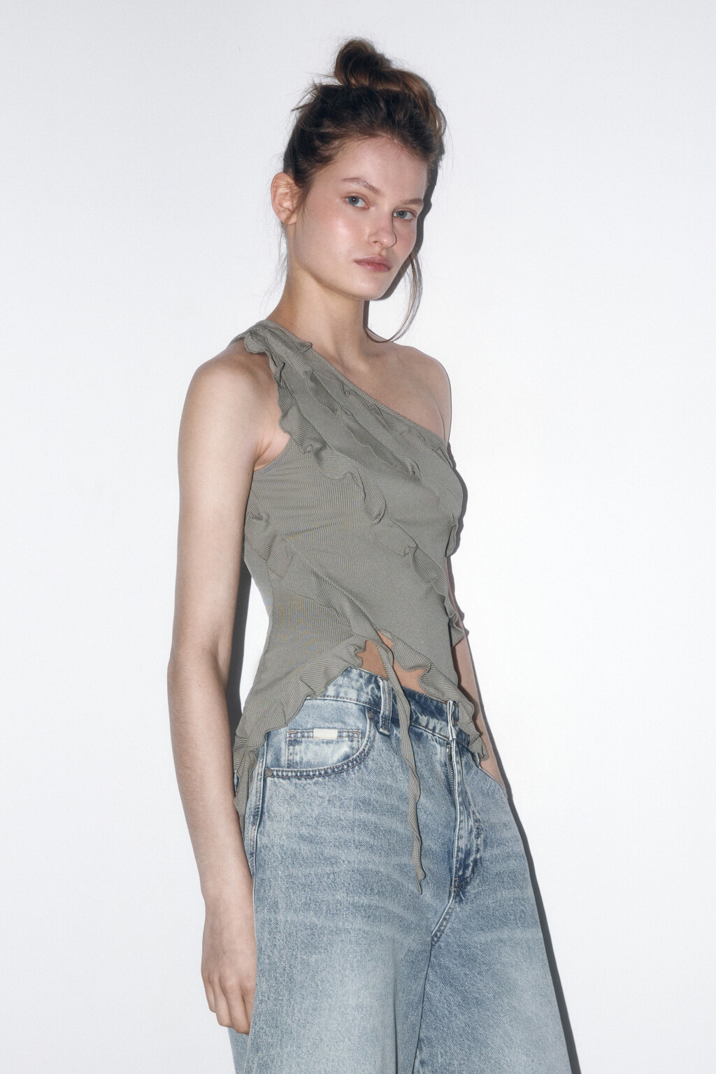 Блузка-топ на одно плечо с воланами - цвет зеленый - 4