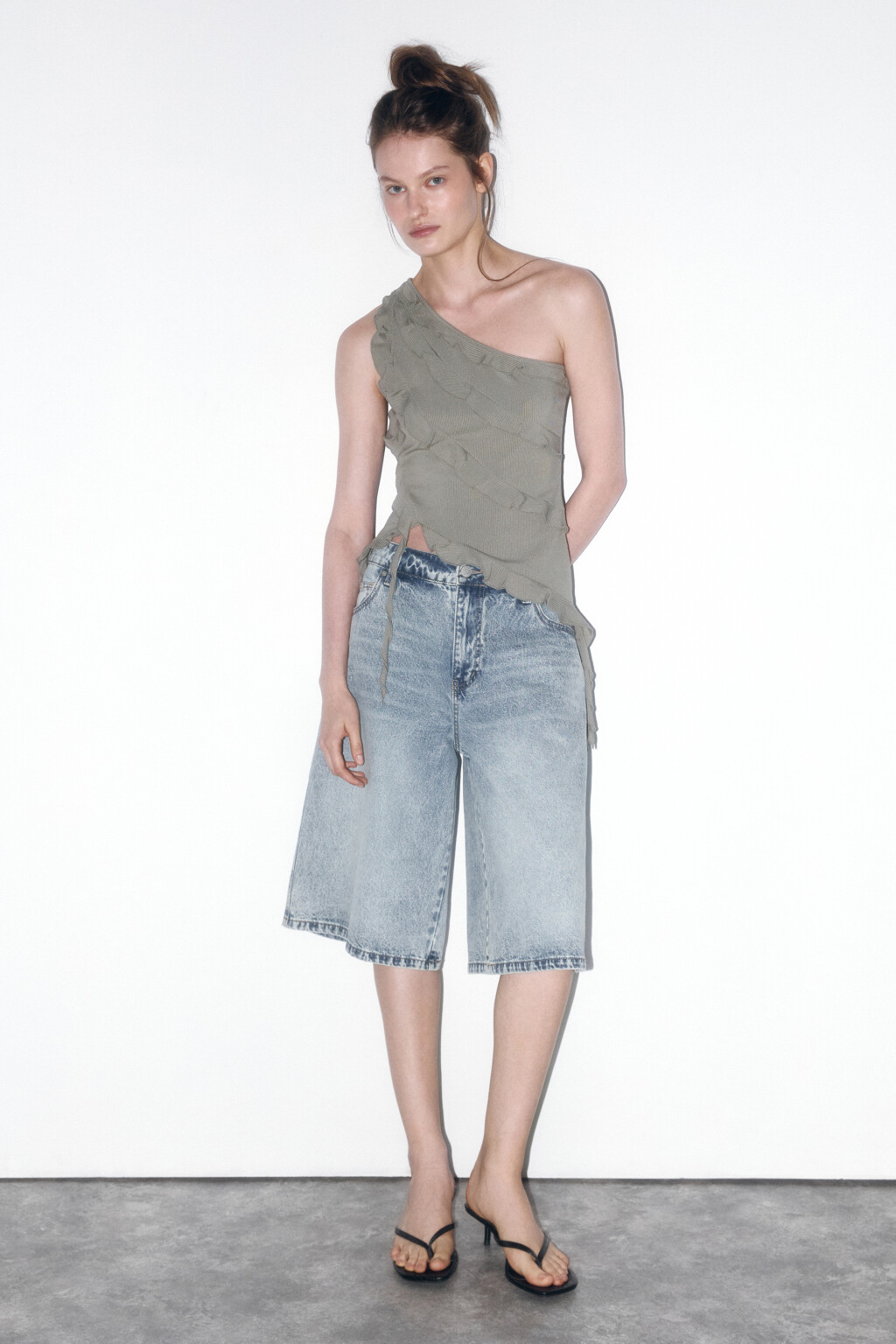 Блузка-топ на одно плечо с воланами - цвет зеленый - 6