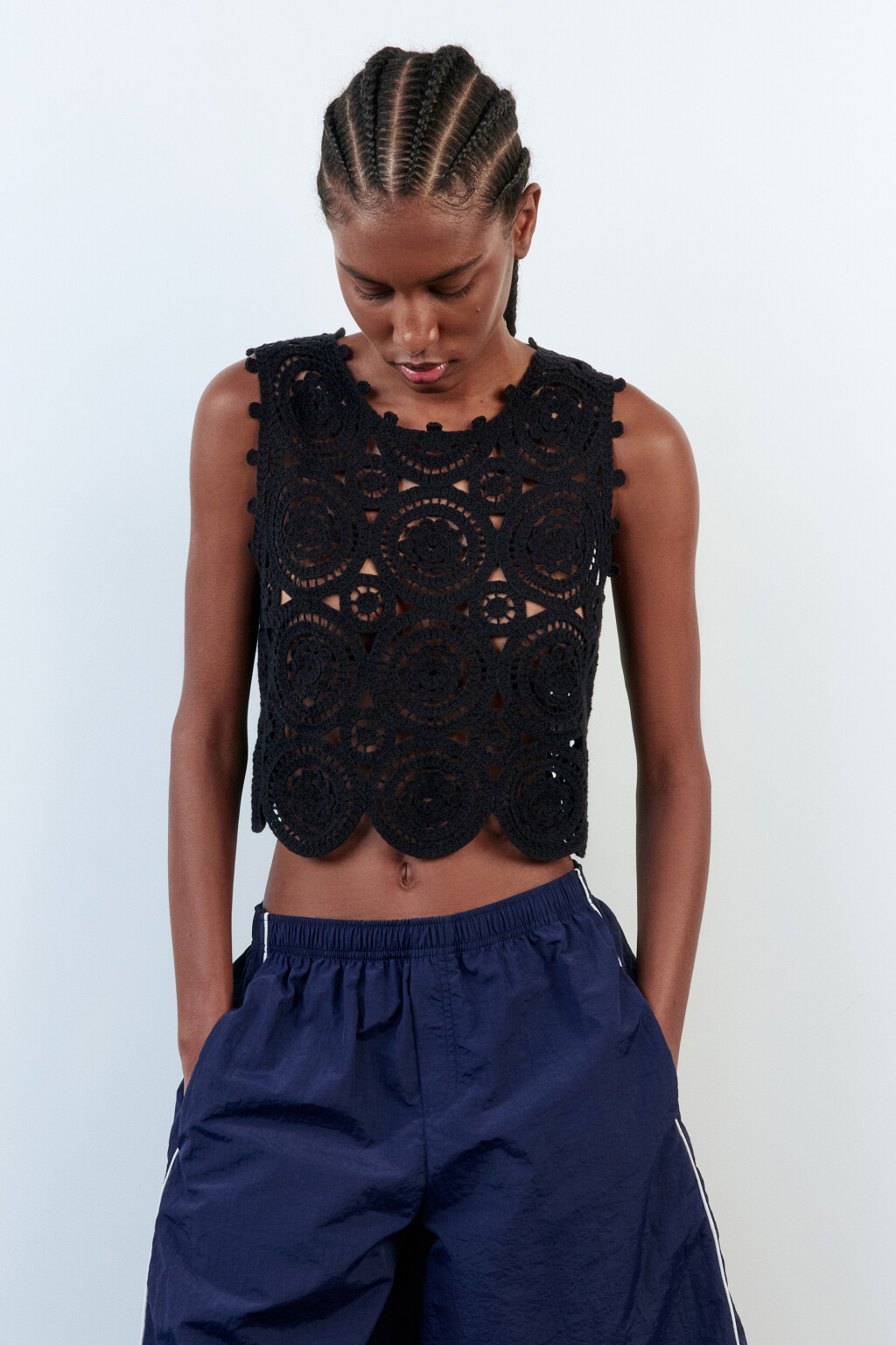 Жилет вязаный ажурный в стиле бохо - цвет черный - 3