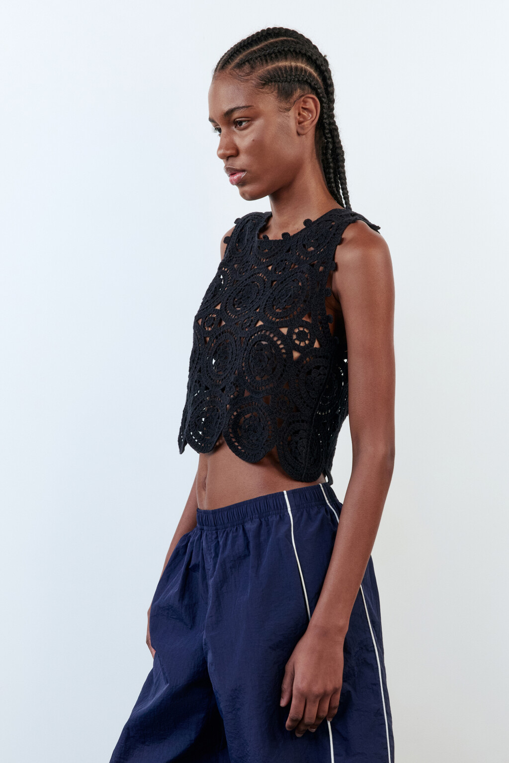 Жилет вязаный ажурный в стиле бохо - цвет черный - 4